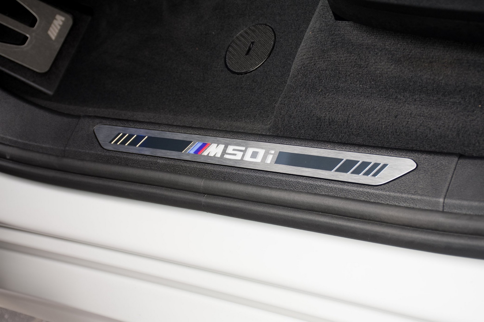 Alpine White BMW X7 M50i Showcased With Tartufo Interior