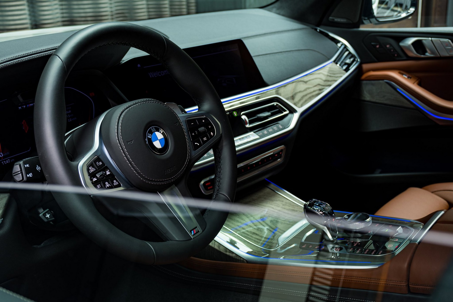 Alpine White BMW X7 M50i Showcased With Tartufo Interior