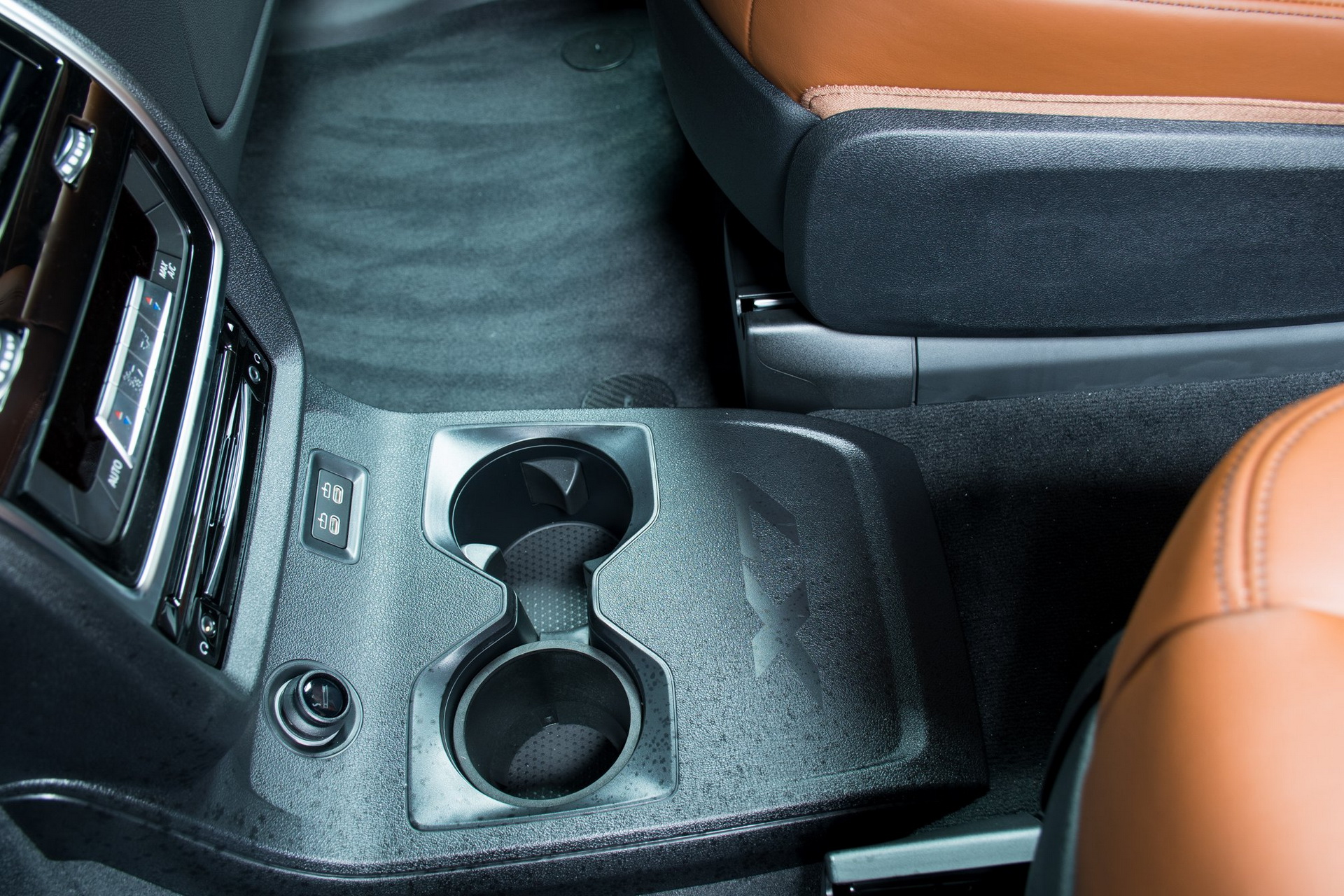 Alpine White BMW X7 M50i Showcased With Tartufo Interior