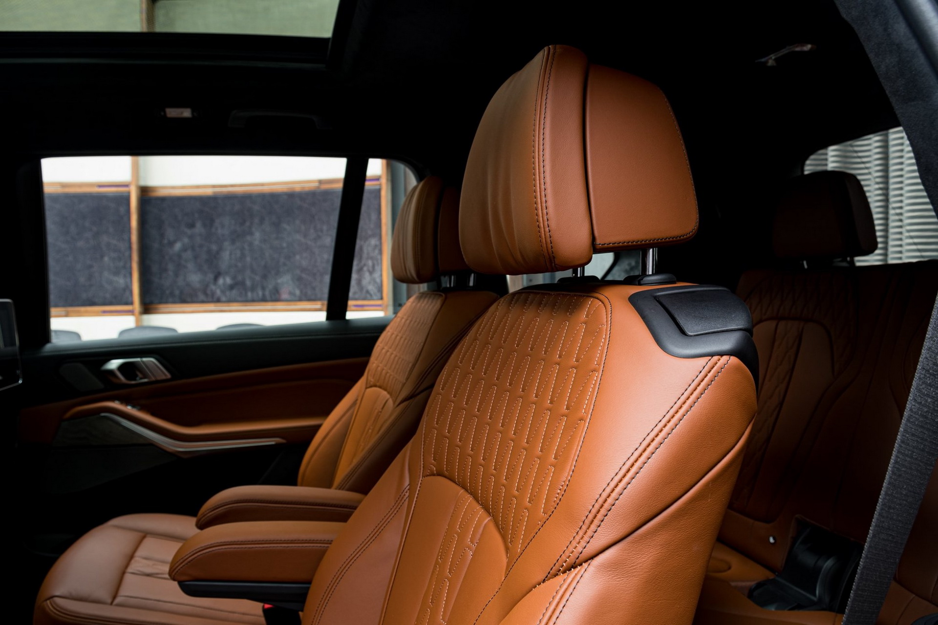 Alpine White BMW X7 M50i Showcased With Tartufo Interior