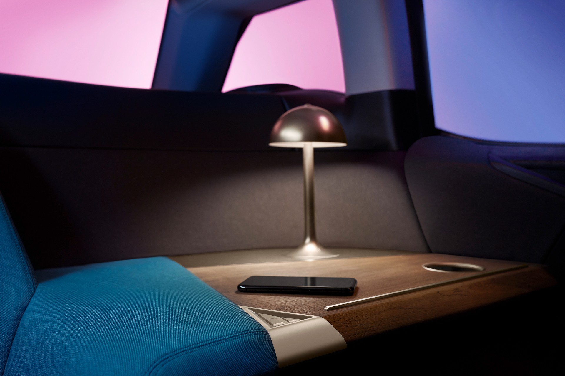 BMW Unveils i Interaction EASE Concept, Hints At X7-Based Mercedes-Maybach GLS Rival