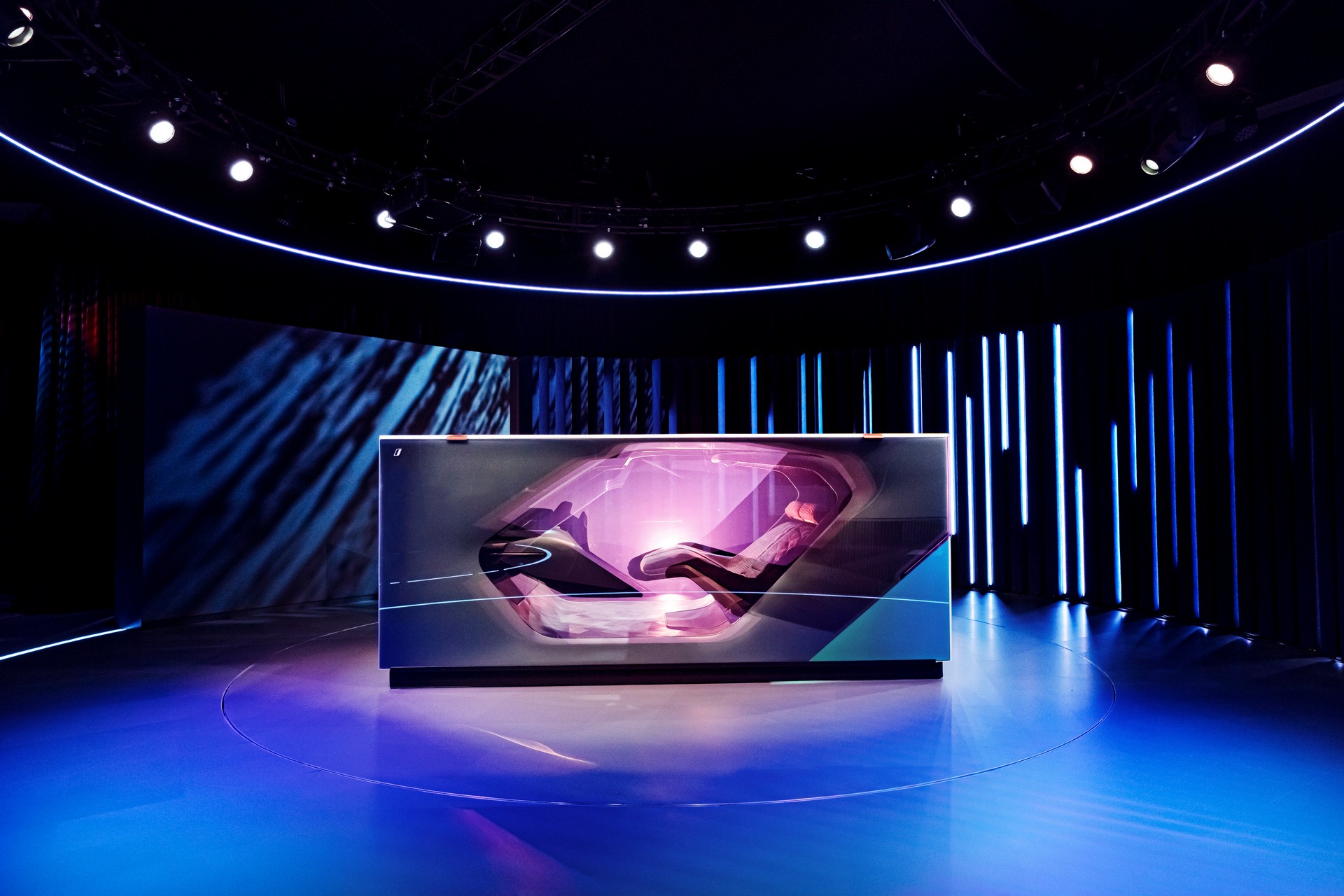 BMW Unveils i Interaction EASE Concept, Hints At X7-Based Mercedes-Maybach GLS Rival