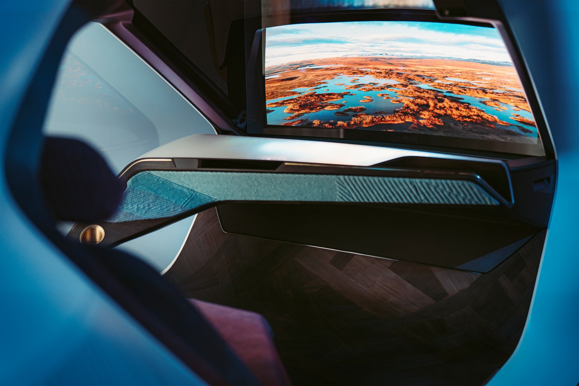 BMW Unveils i Interaction EASE Concept, Hints At X7-Based Mercedes-Maybach GLS Rival