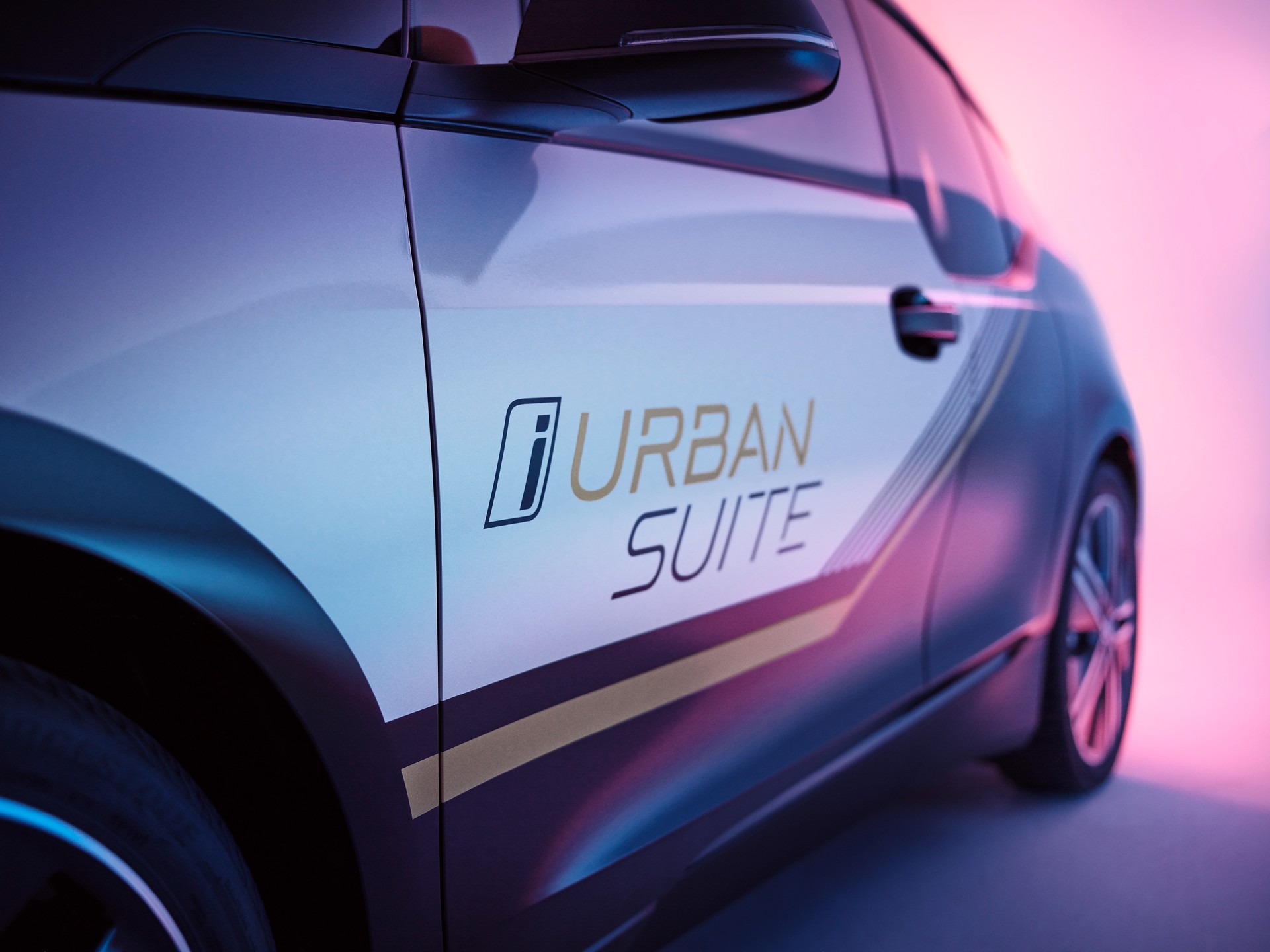 BMW Unveils i Interaction EASE Concept, Hints At X7-Based Mercedes-Maybach GLS Rival