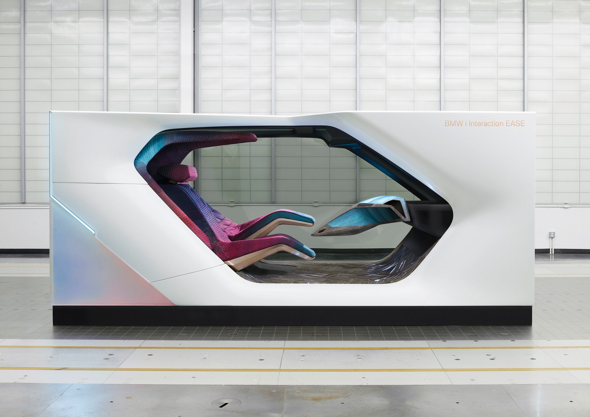 BMW Unveils i Interaction EASE Concept, Hints At X7-Based Mercedes-Maybach GLS Rival