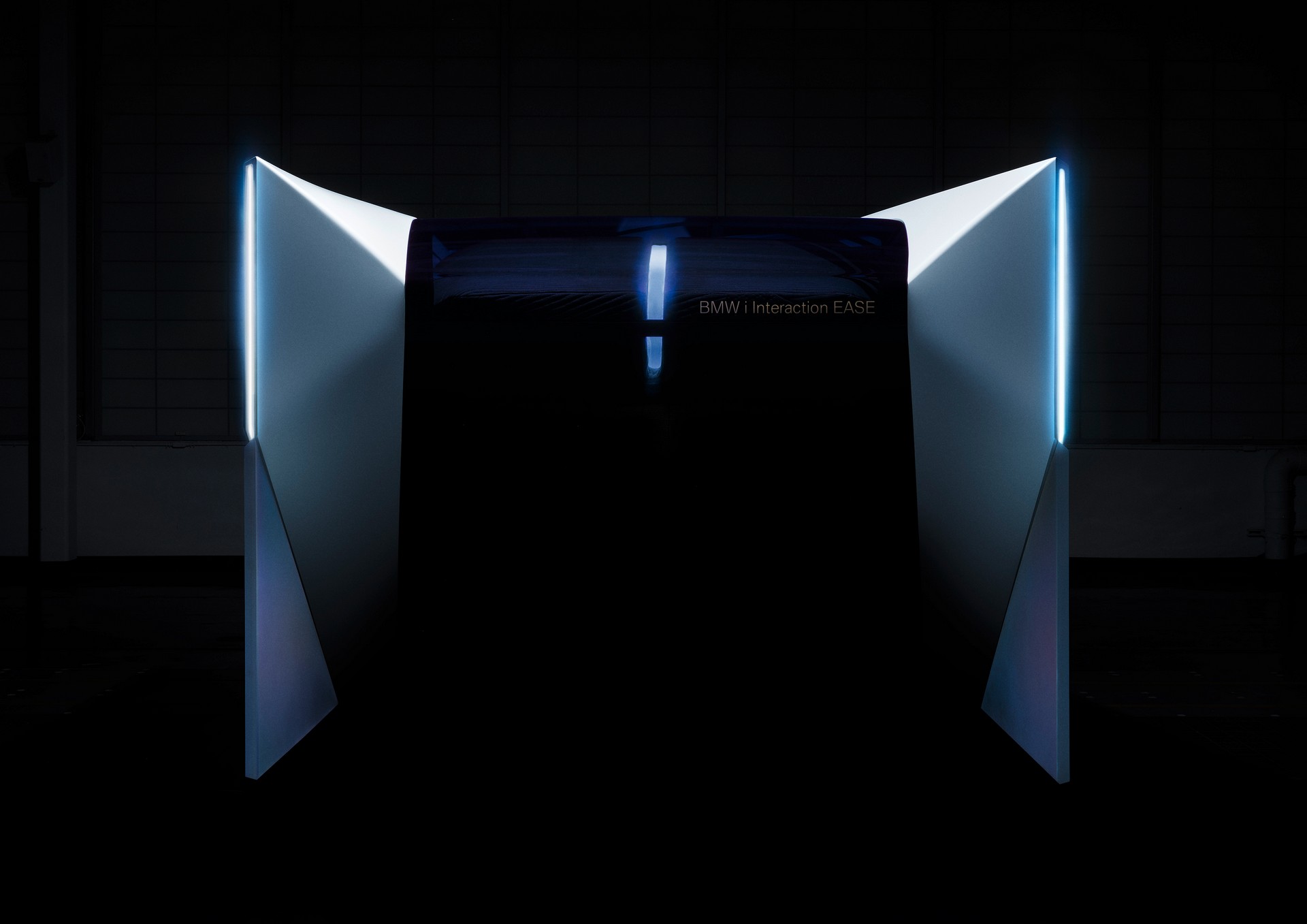 BMW Unveils i Interaction EASE Concept, Hints At X7-Based Mercedes-Maybach GLS Rival