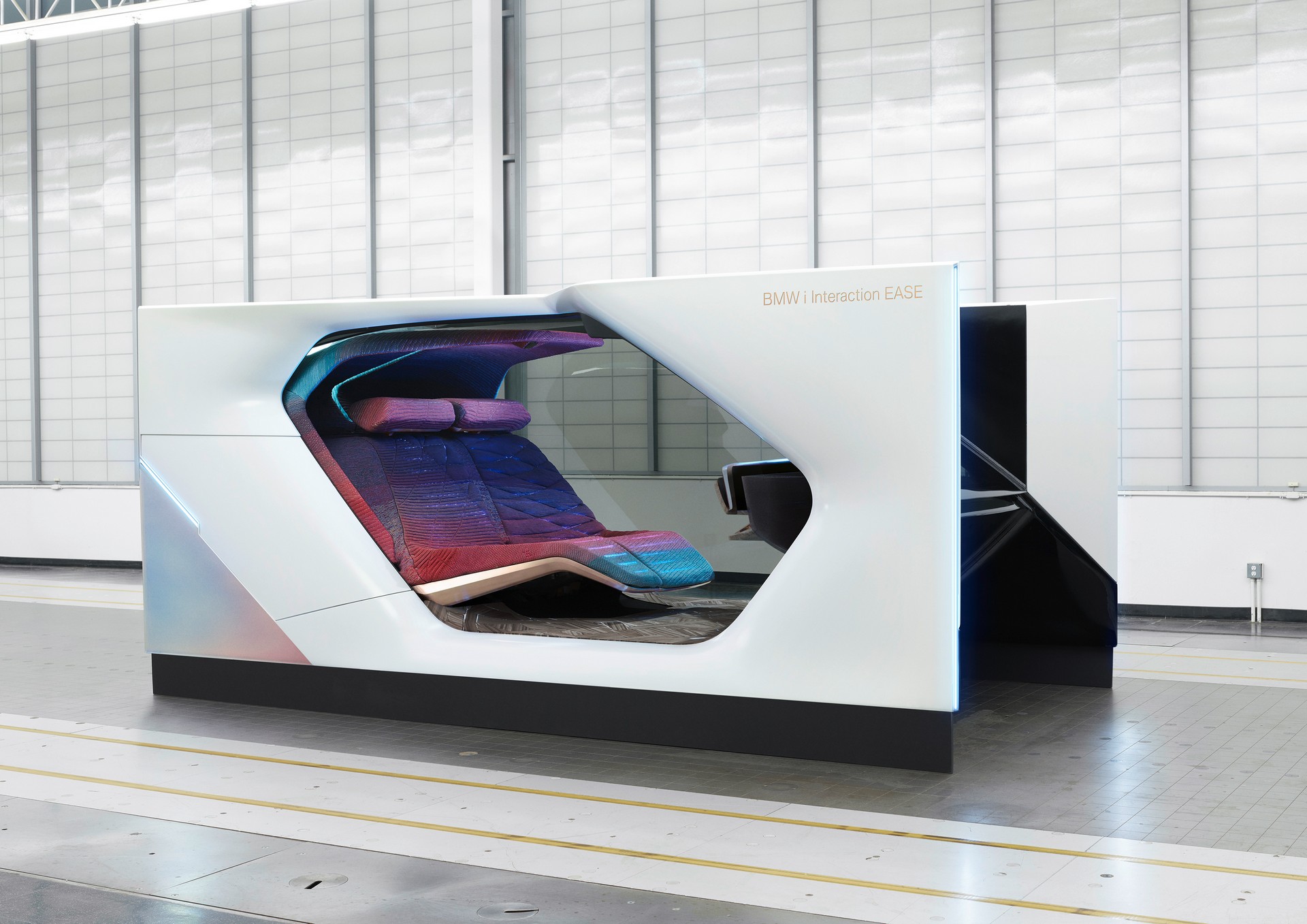 BMW Unveils i Interaction EASE Concept, Hints At X7-Based Mercedes-Maybach GLS Rival