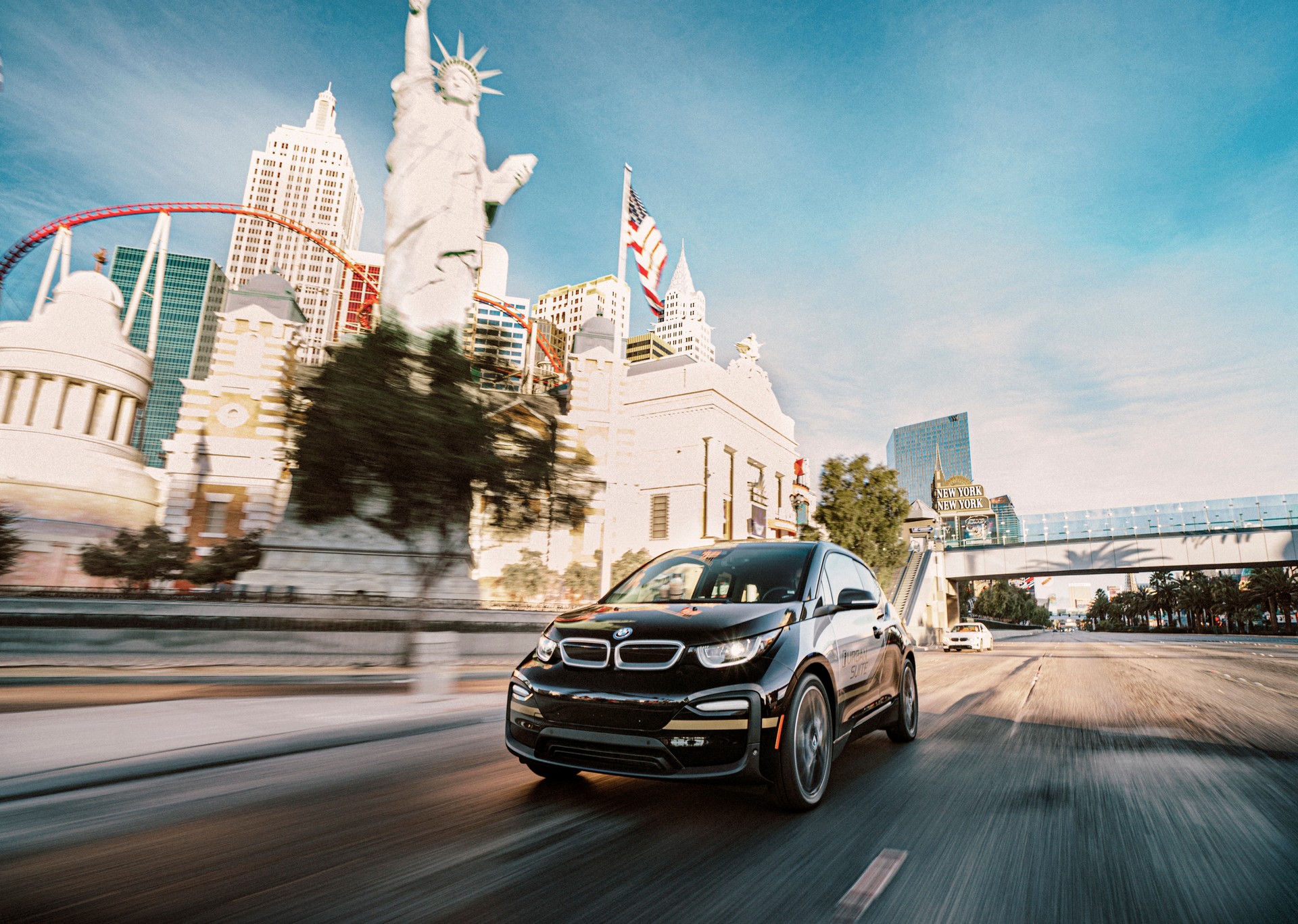 BMW Unveils i Interaction EASE Concept, Hints At X7-Based Mercedes-Maybach GLS Rival