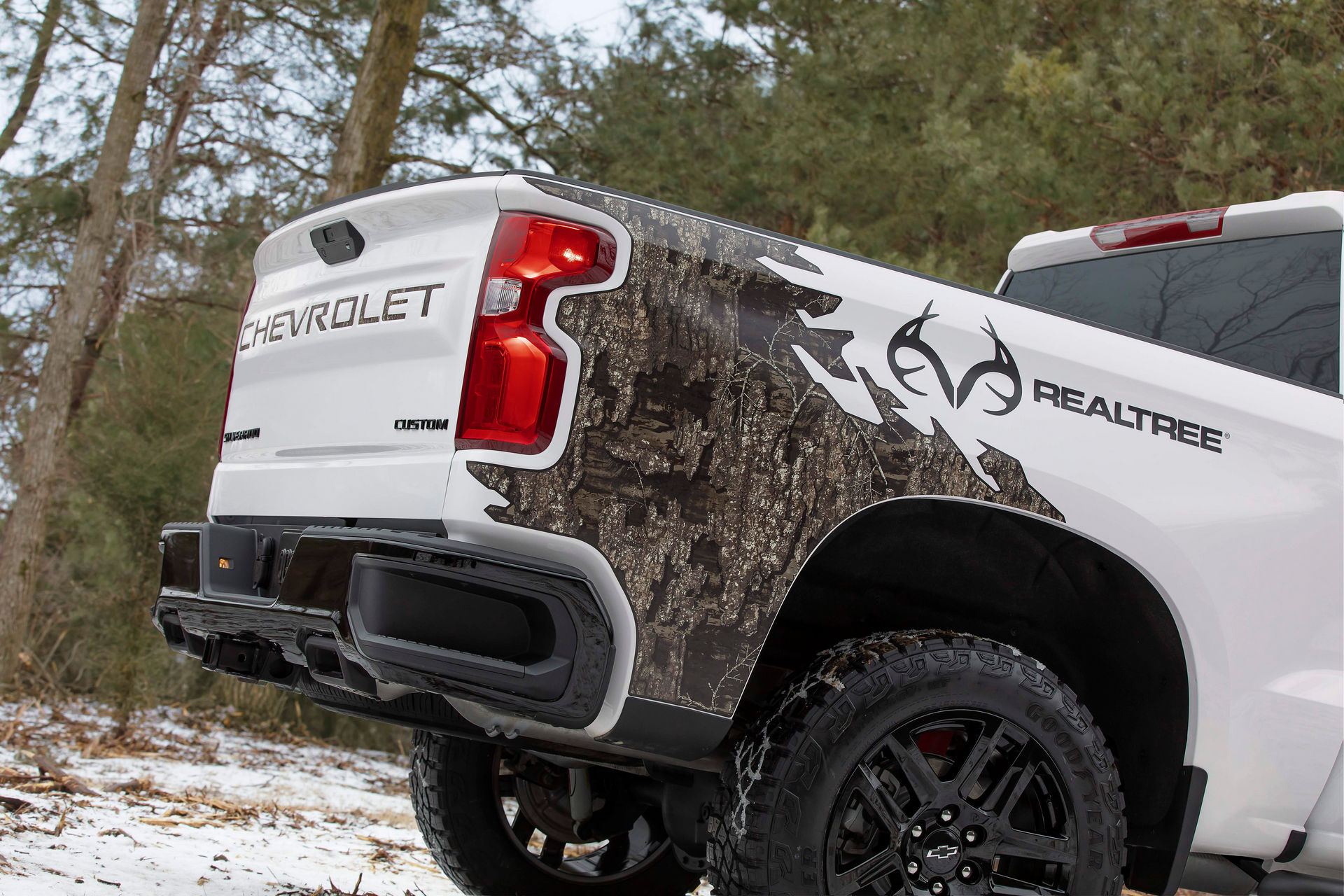 2021 Chevrolet Silverado Realtree Edition Thinks It Can Blend In With The Woods
