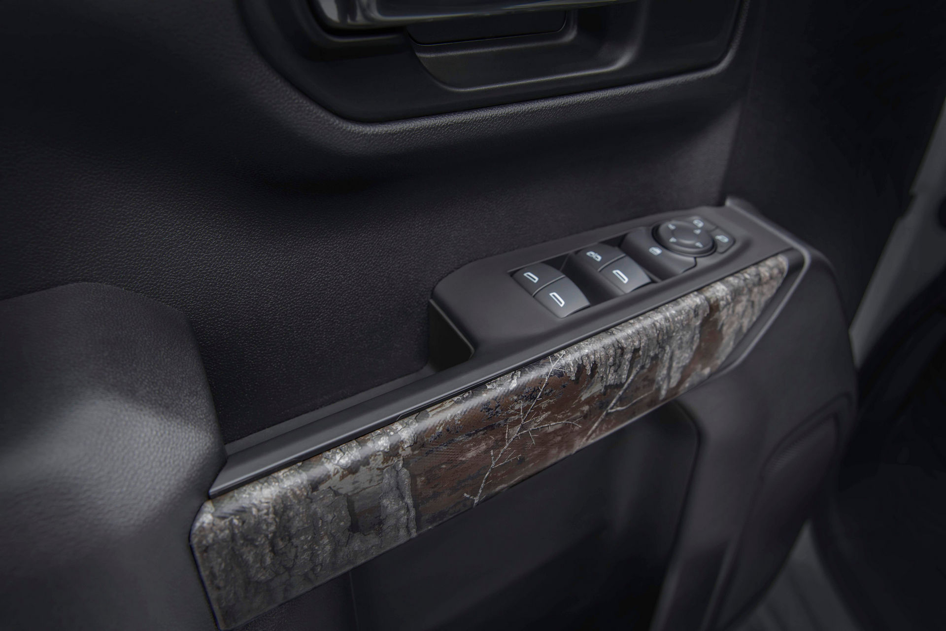 2021 Chevrolet Silverado Realtree Edition Thinks It Can Blend In With The Woods