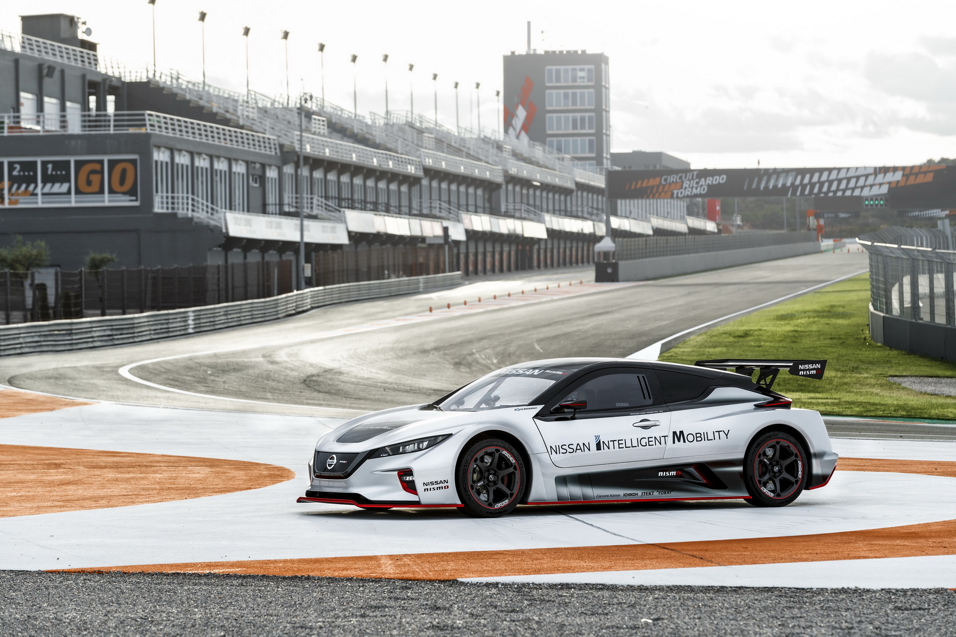 Nissan Leaf Nismo RC Shows Off Its Electrified Muscles On Europe For The First Time