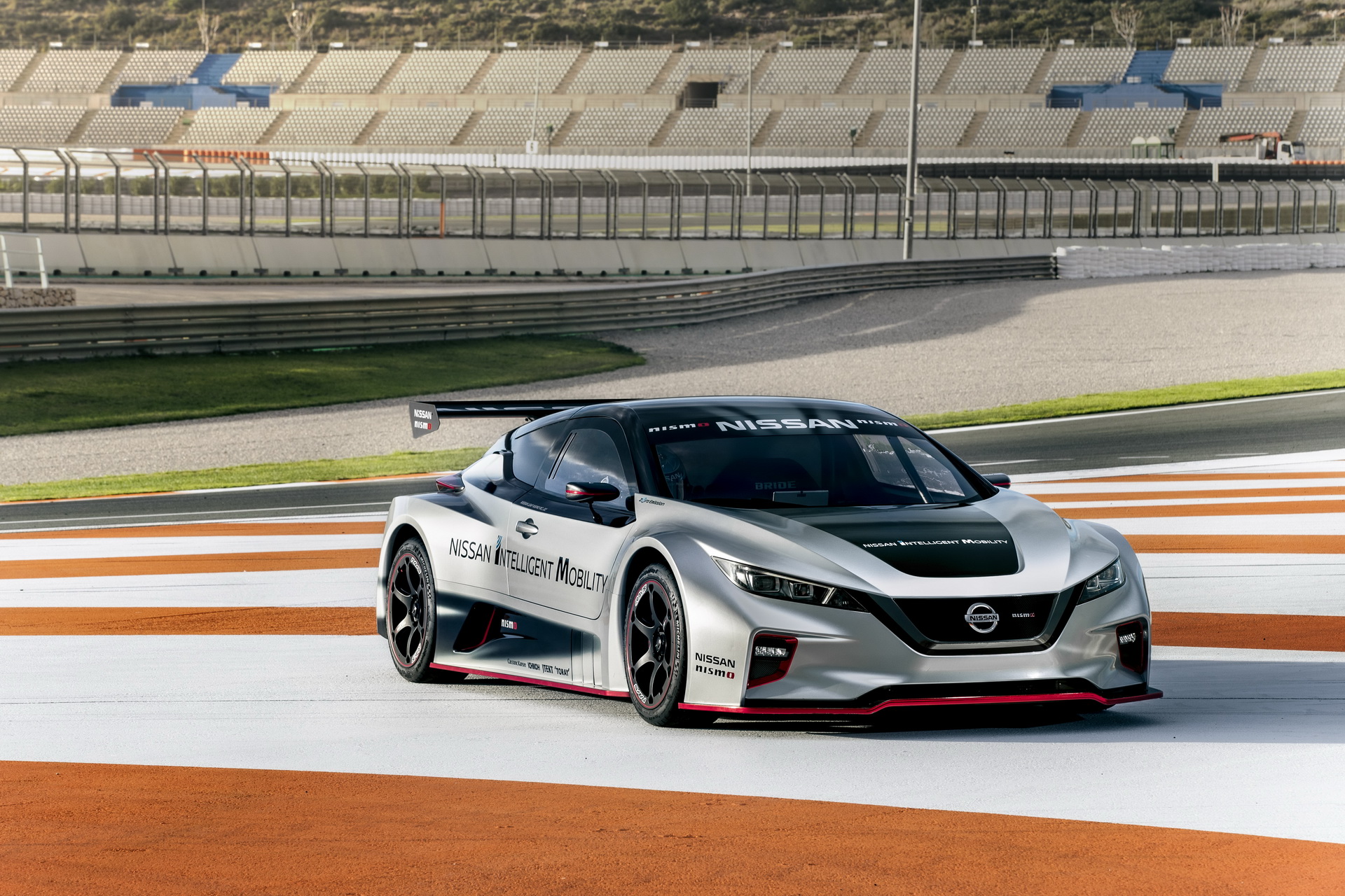 Nissan Leaf Nismo RC Shows Off Its Electrified Muscles On Europe For The First Time