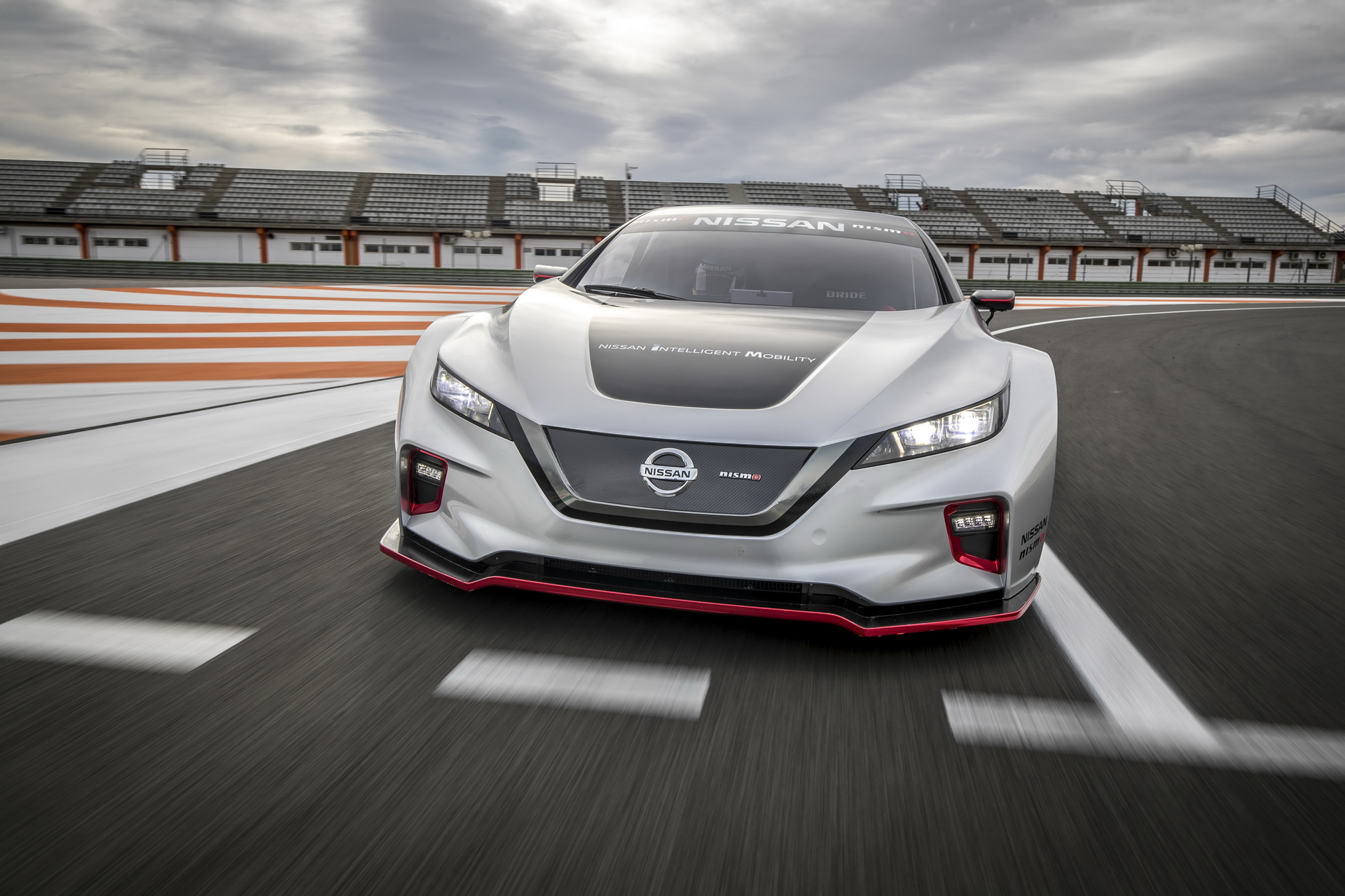 Nissan Leaf Nismo RC Shows Off Its Electrified Muscles On Europe For The First Time