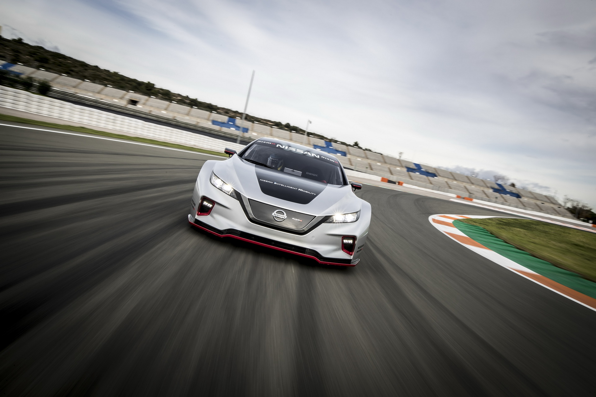 Nissan Leaf Nismo RC Shows Off Its Electrified Muscles On Europe For The First Time