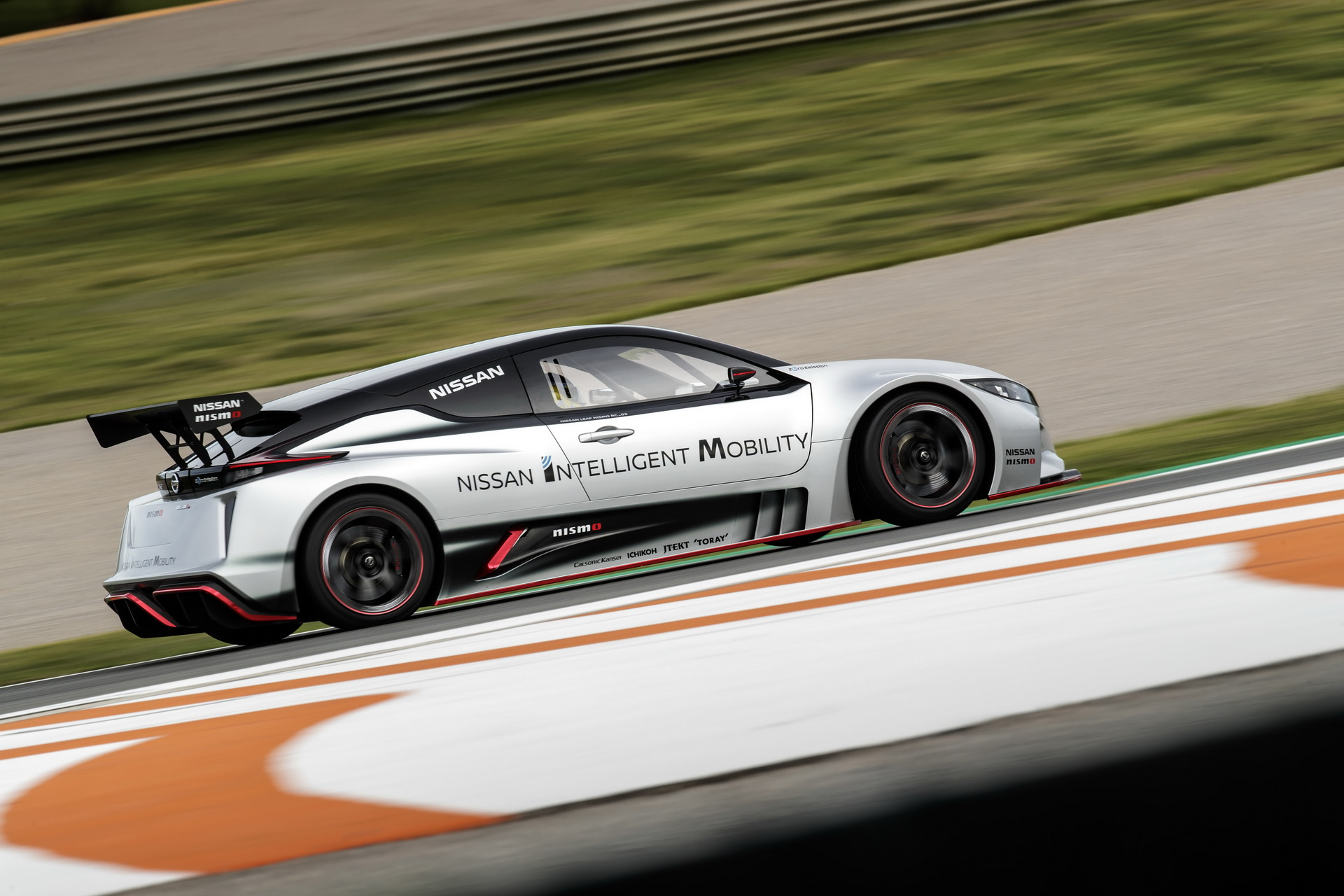 Nissan Leaf Nismo RC Shows Off Its Electrified Muscles On Europe For The First Time