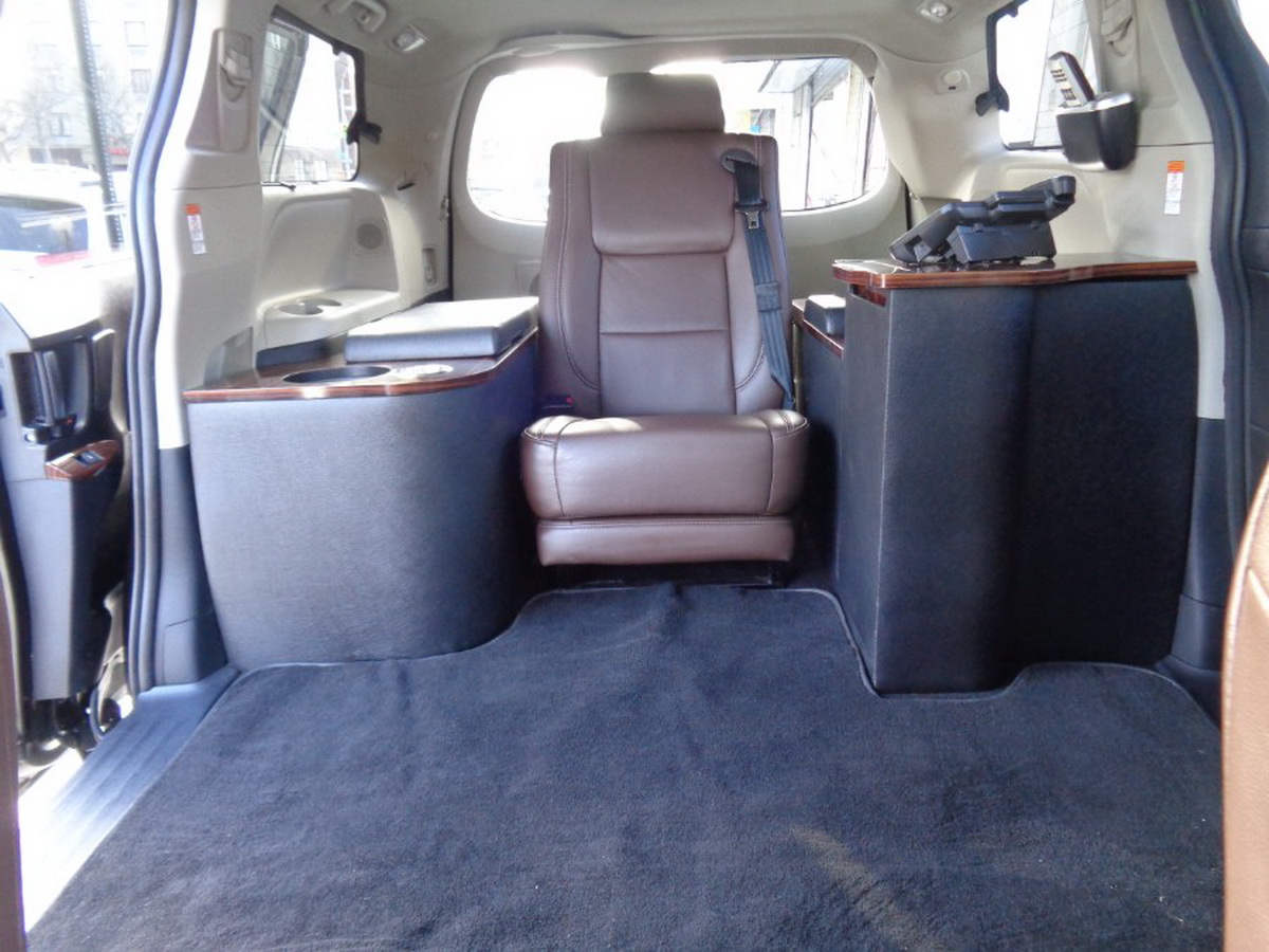 Modified Toyota Sienna Minivan Is Now A Mobile Office For Workaholics