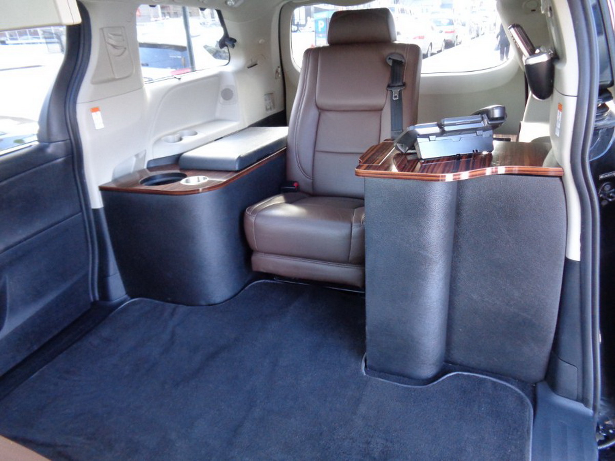 Modified Toyota Sienna Minivan Is Now A Mobile Office For Workaholics