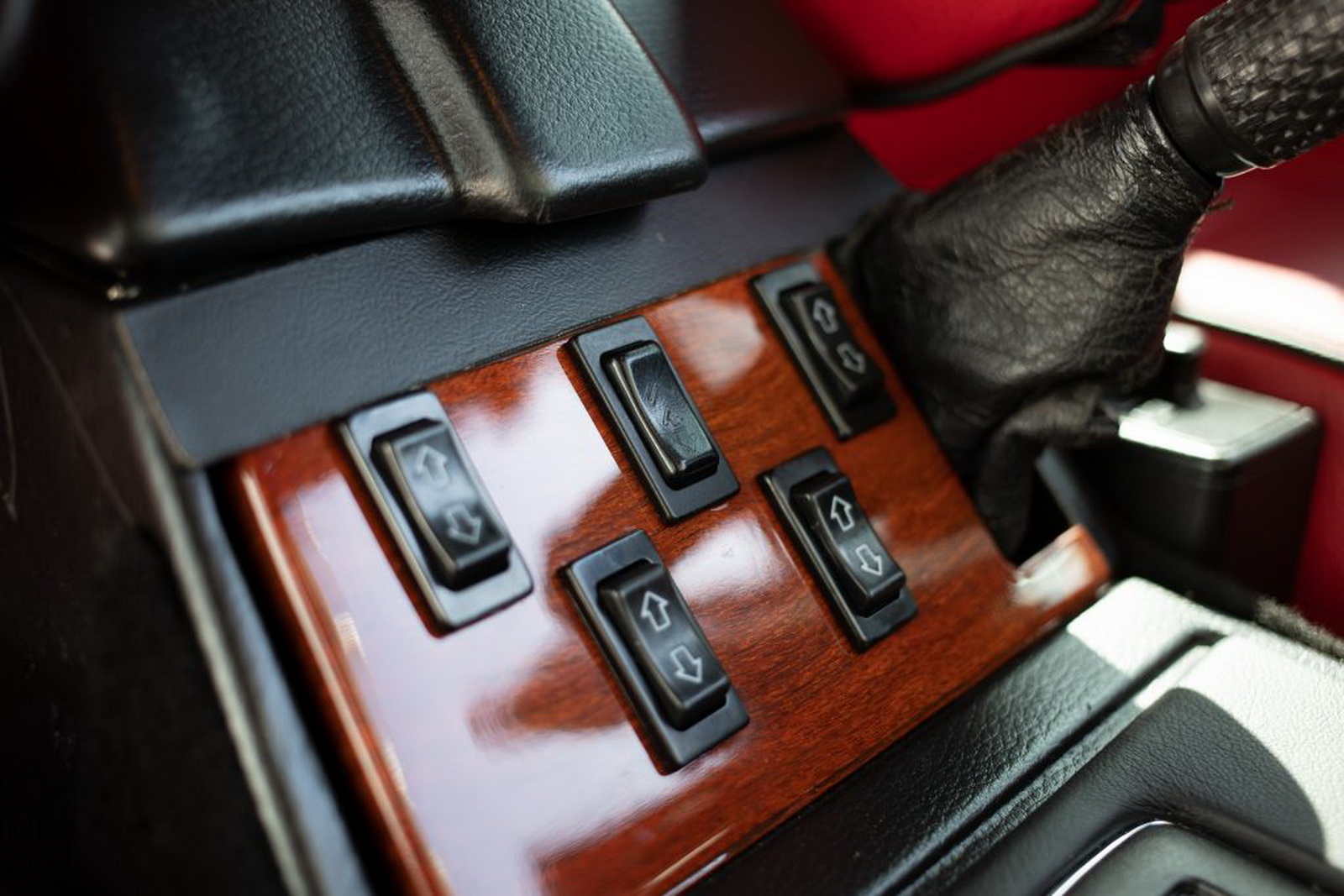 Classic Range Rover Wants To Be A Modern SUV With Cadillac Escalade V8 Power, Air Suspension