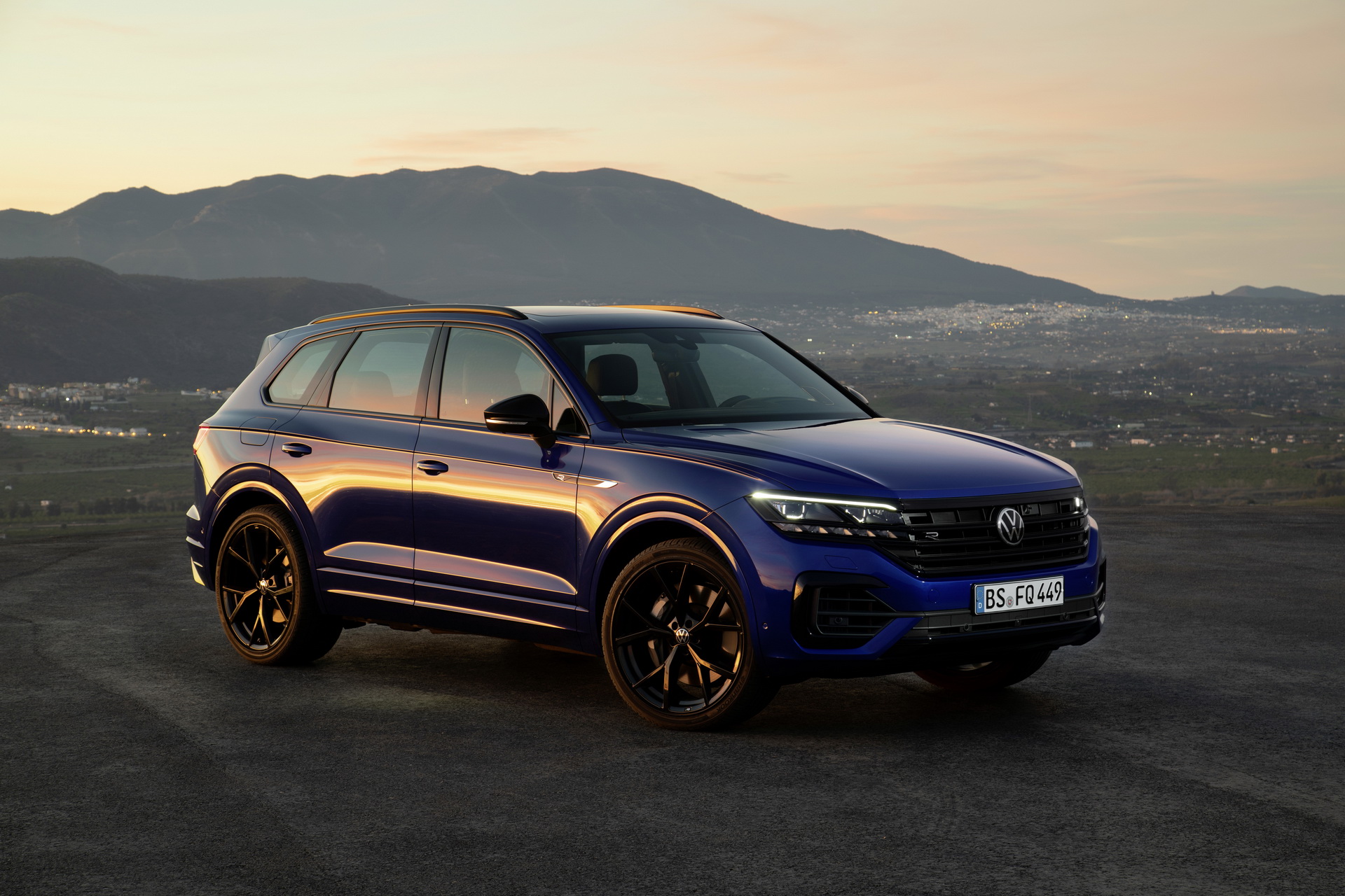 Volkswagen Touareg R Is A 455 HP Plug-In Hybrid Super SUV