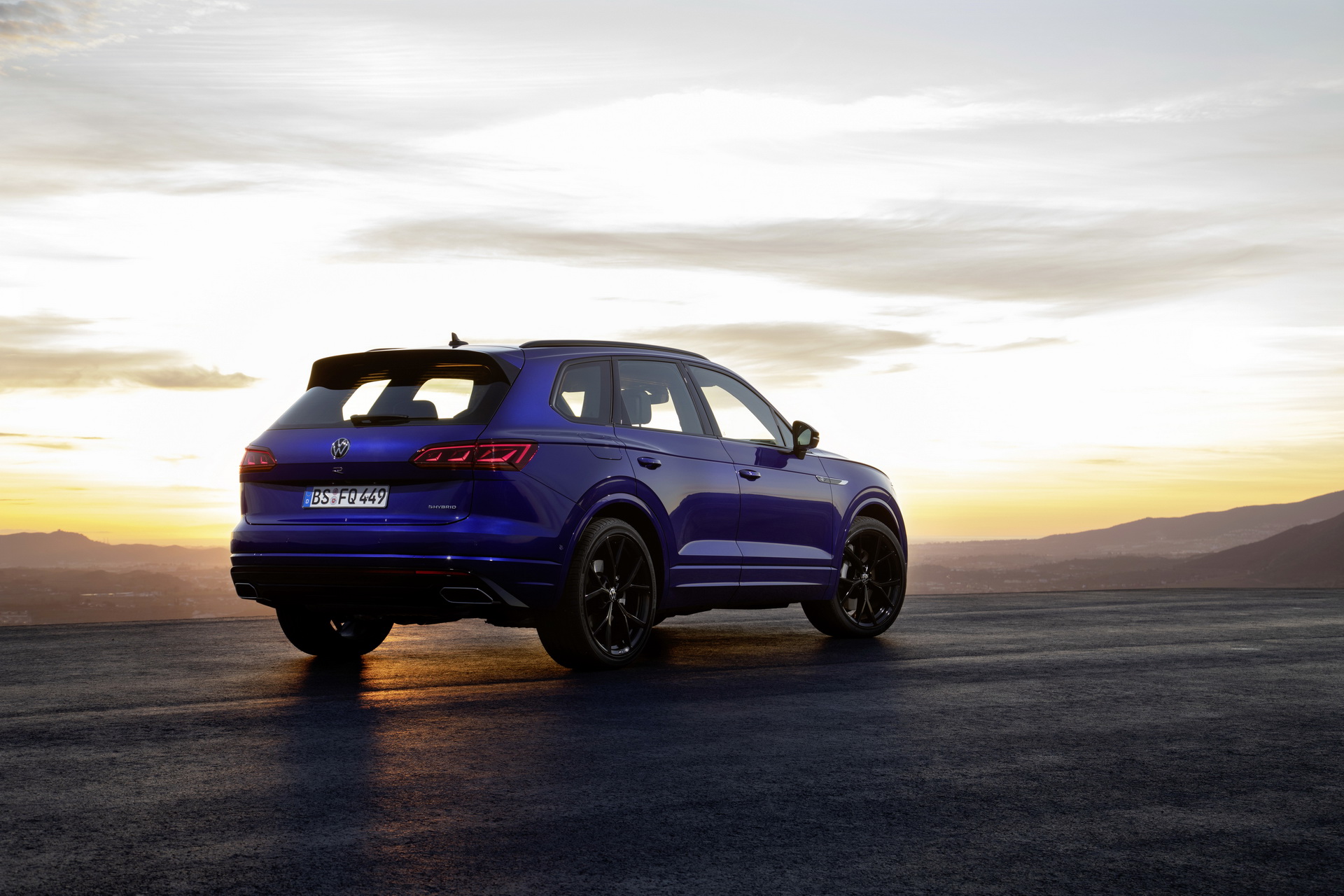 Volkswagen Touareg R Is A 455 HP Plug-In Hybrid Super SUV