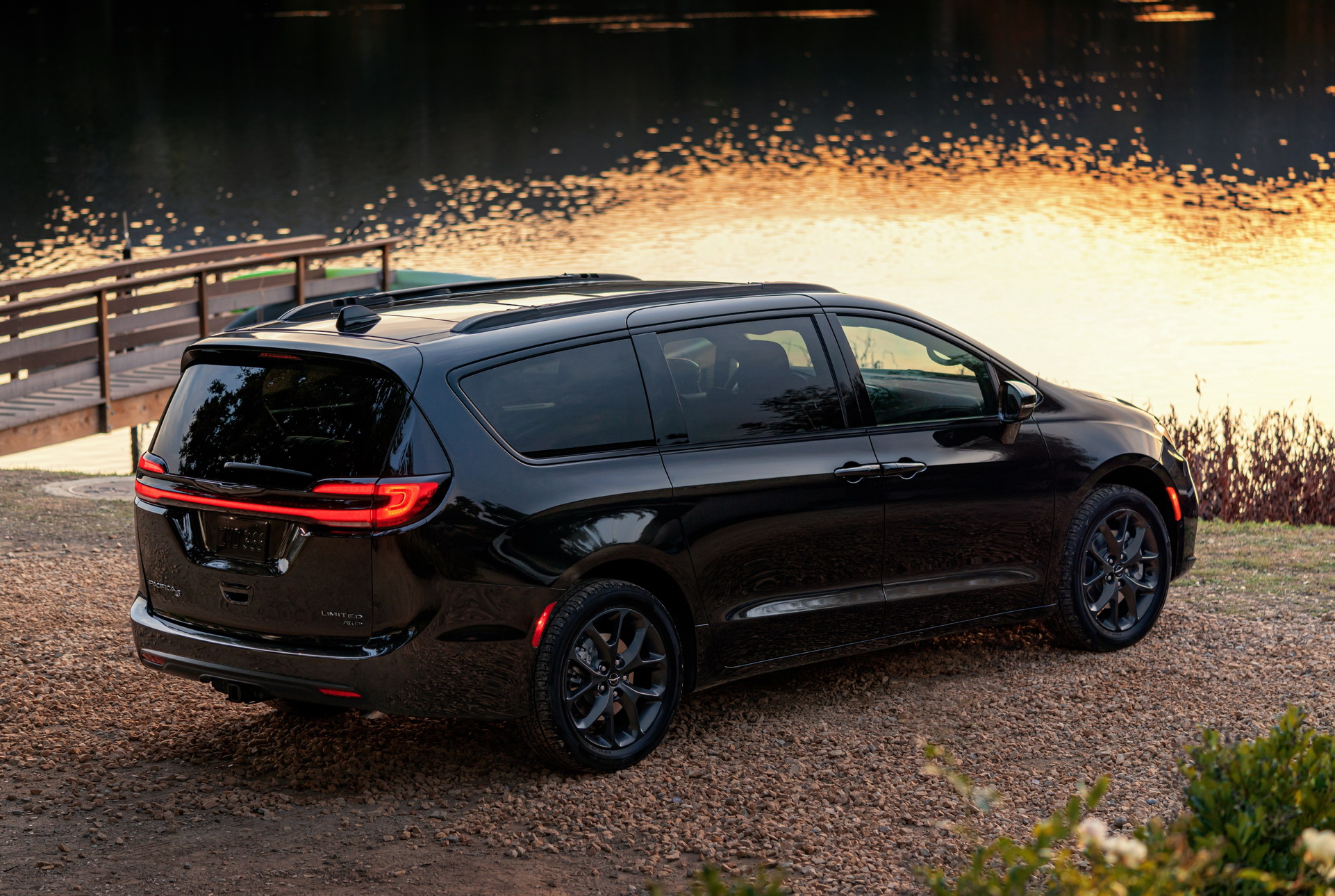 2021 Chrysler Pacifica Debuts With Fresh Looks, AWD, New U-Connect And… Throw Pillows