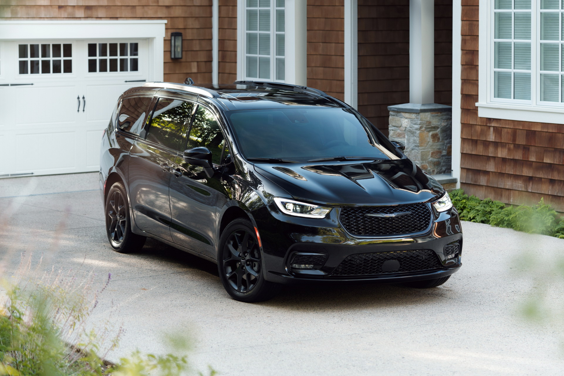 2021 Chrysler Pacifica Debuts With Fresh Looks, AWD, New U-Connect And… Throw Pillows