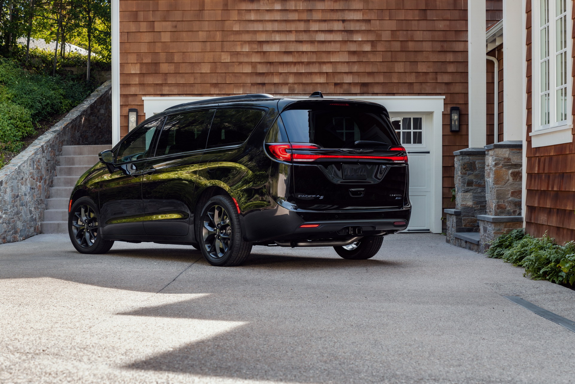2021 Chrysler Pacifica Debuts With Fresh Looks, AWD, New U-Connect And… Throw Pillows