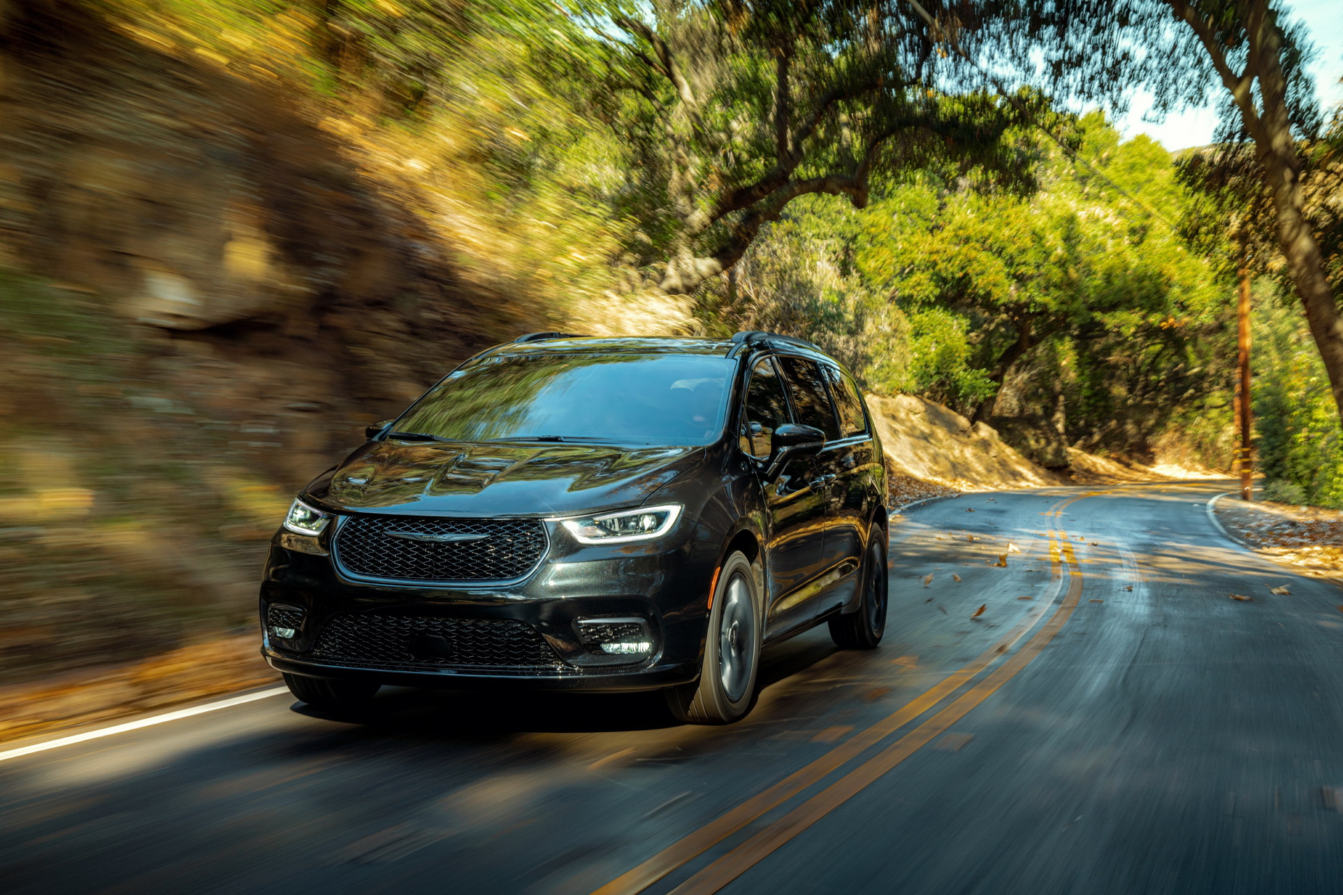 2021 Chrysler Pacifica Debuts With Fresh Looks, AWD, New U-Connect And… Throw Pillows