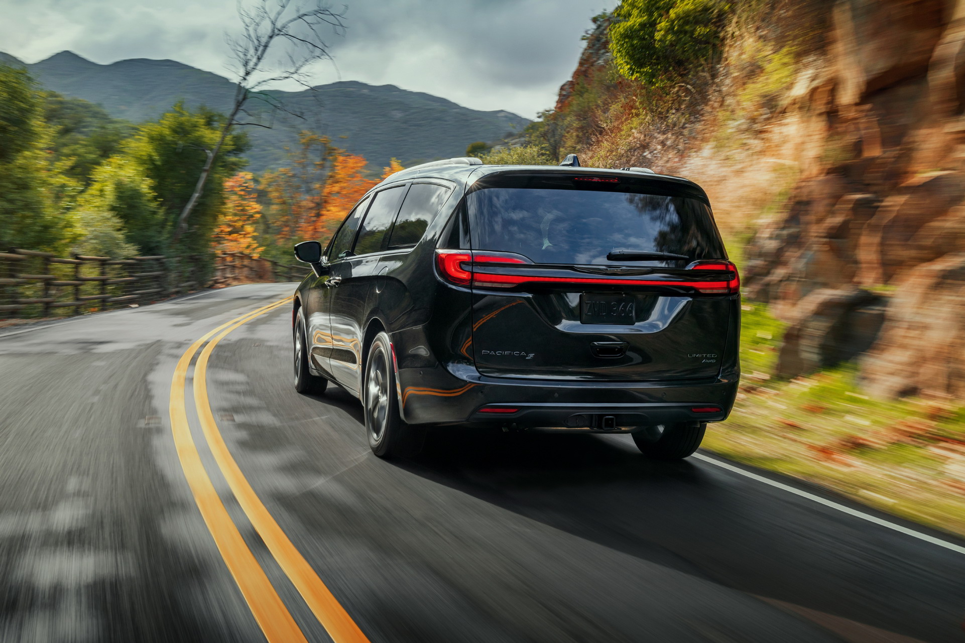 2021 Chrysler Pacifica Debuts With Fresh Looks, AWD, New U-Connect And… Throw Pillows