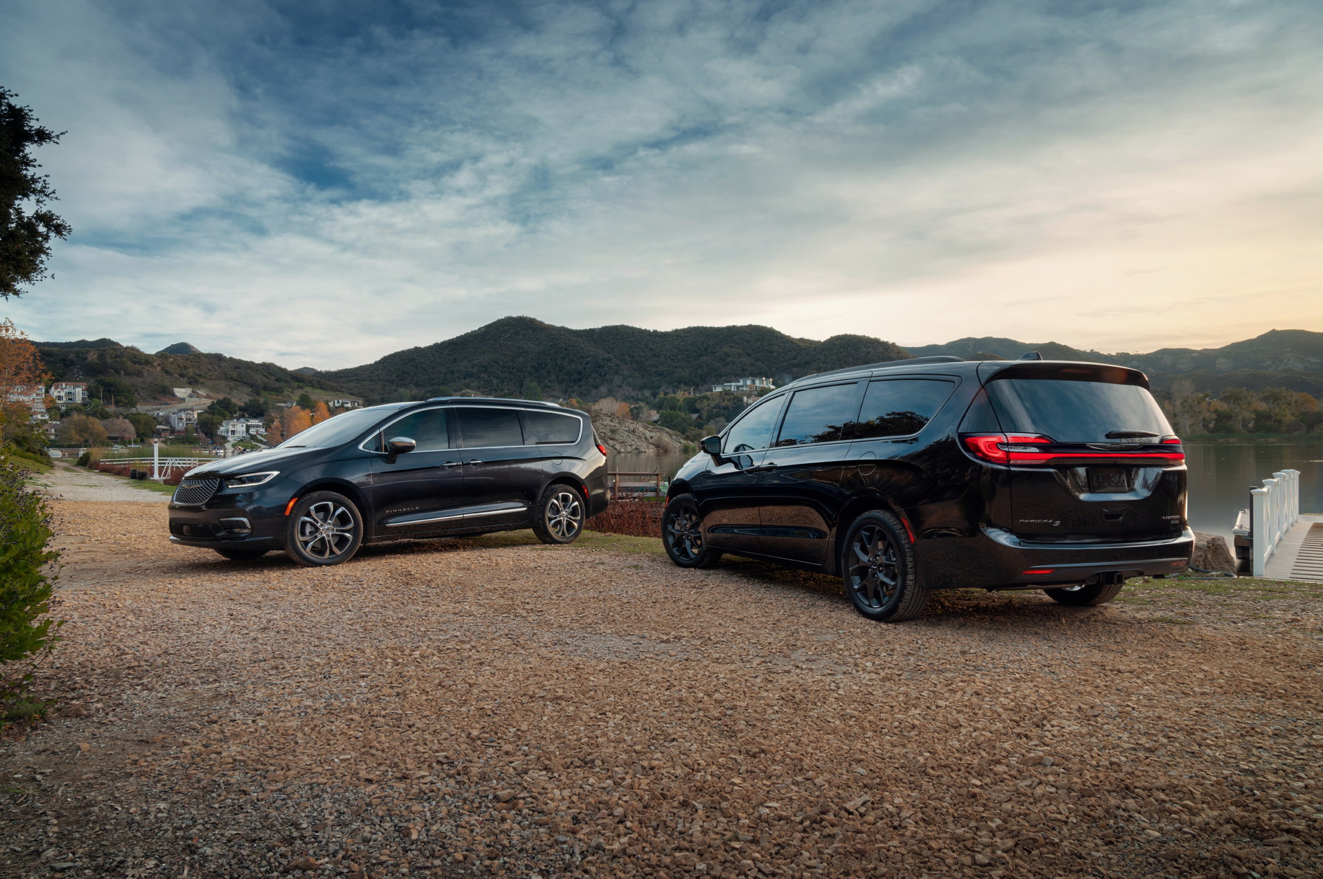 2021 Chrysler Pacifica Debuts With Fresh Looks, AWD, New U-Connect And… Throw Pillows