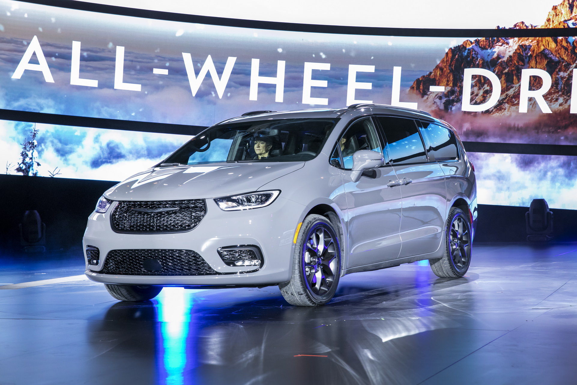 2021 Chrysler Pacifica Debuts With Fresh Looks, AWD, New U-Connect And… Throw Pillows