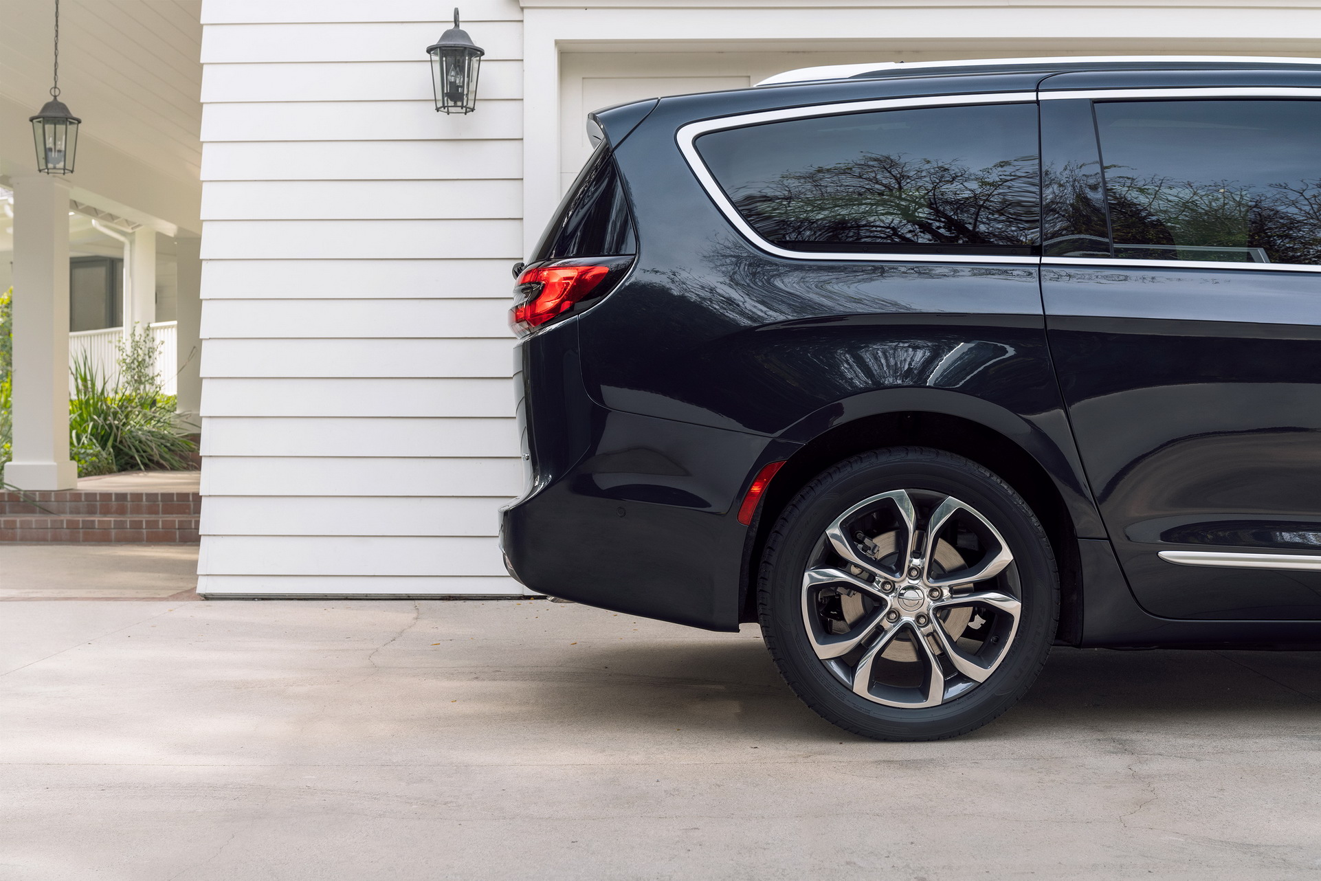 2021 Chrysler Pacifica Debuts With Fresh Looks, AWD, New U-Connect And… Throw Pillows