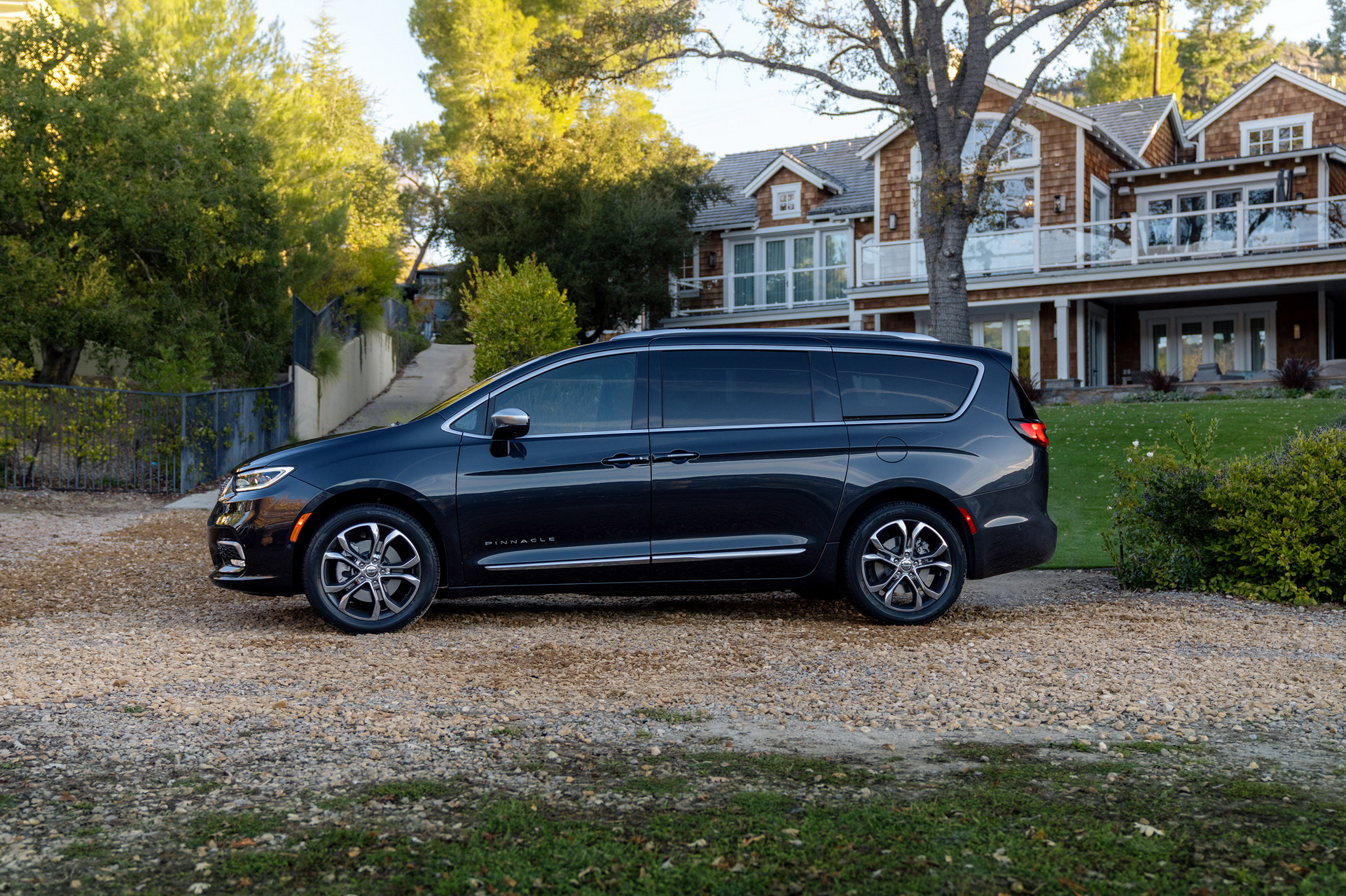 2021 Chrysler Pacifica Debuts With Fresh Looks, AWD, New U-Connect And… Throw Pillows
