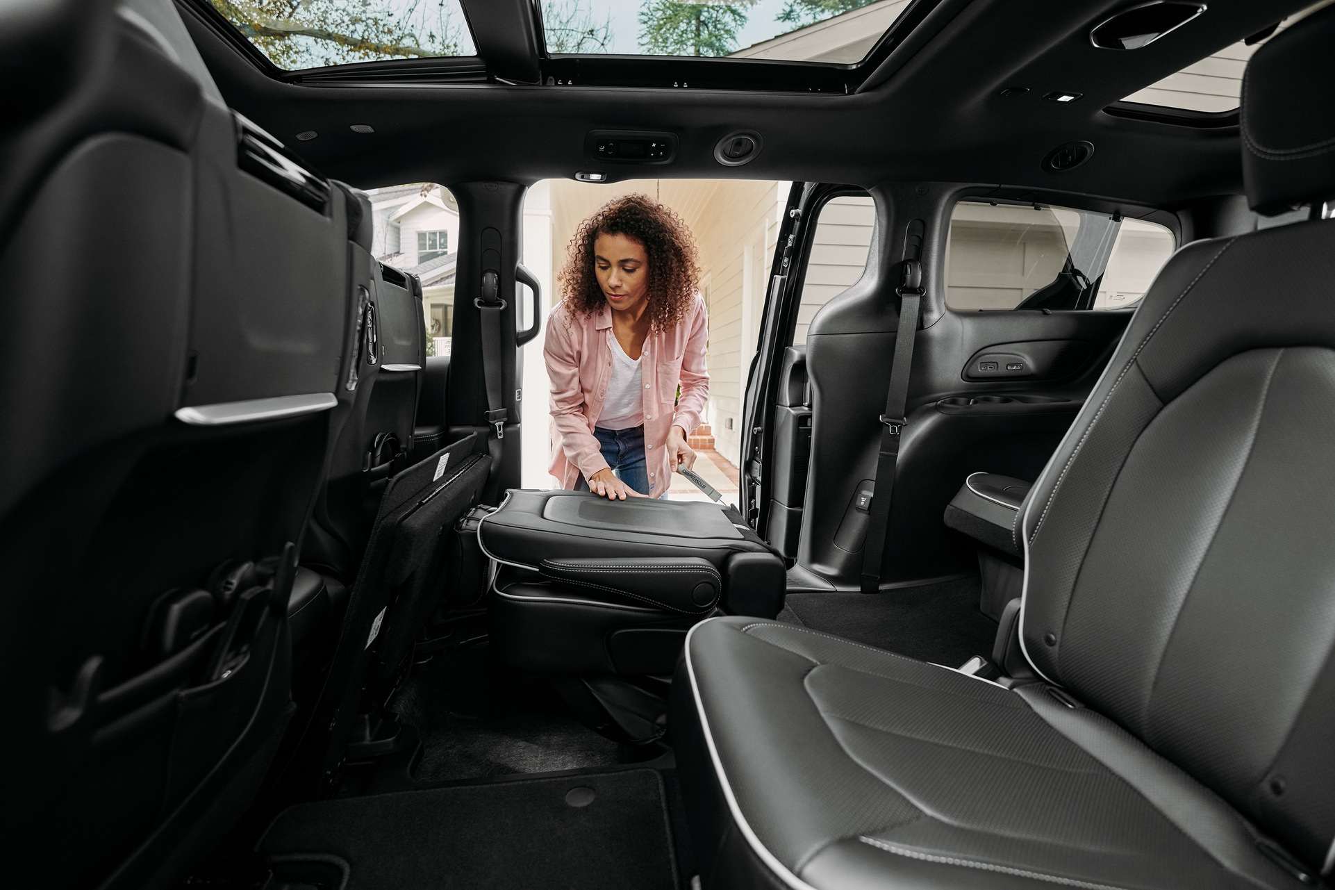 2021 Chrysler Pacifica Debuts With Fresh Looks, AWD, New U-Connect And… Throw Pillows