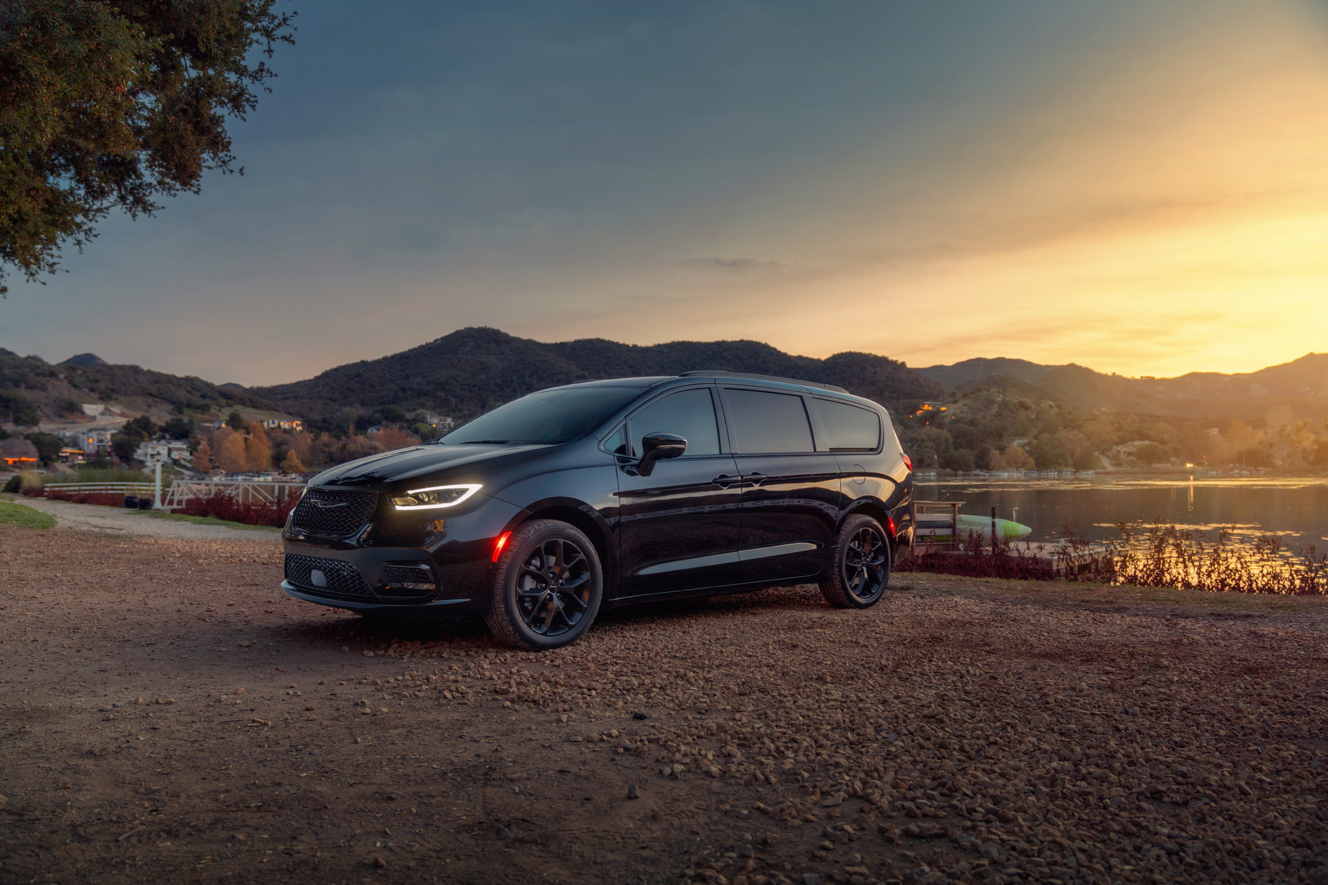 2021 Chrysler Pacifica Debuts With Fresh Looks, AWD, New U-Connect And… Throw Pillows