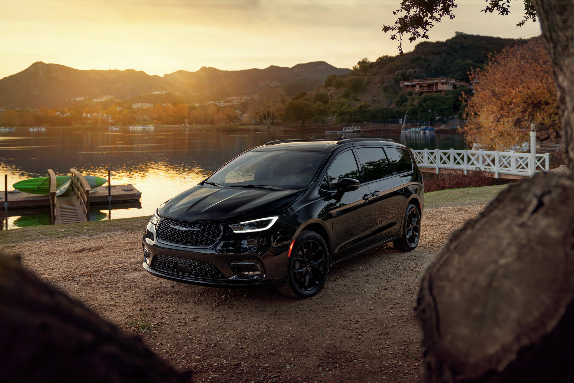 2021 Chrysler Pacifica Debuts With Fresh Looks, AWD, New U-Connect And… Throw Pillows