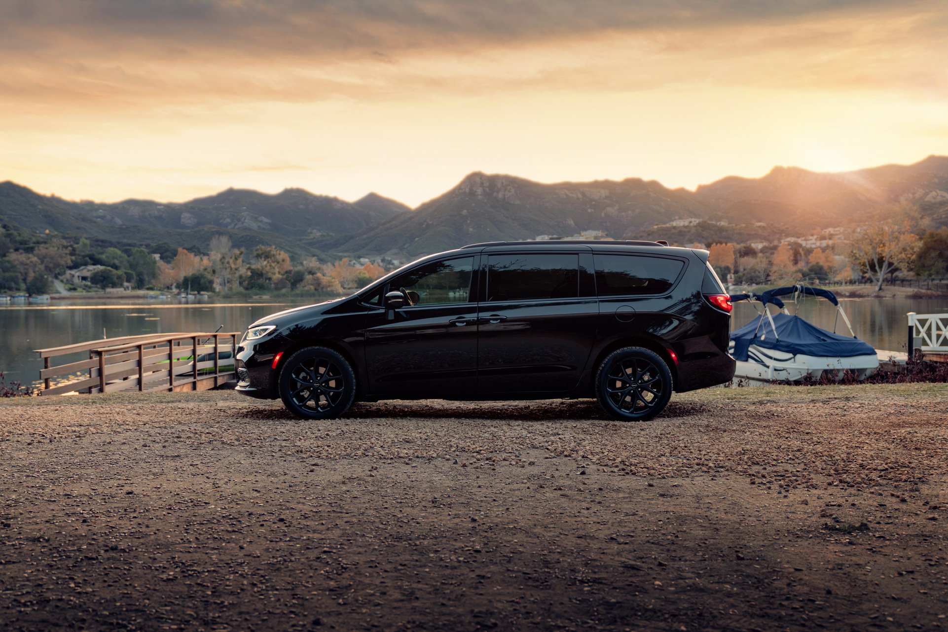 2021 Chrysler Pacifica Debuts With Fresh Looks, AWD, New U-Connect And… Throw Pillows