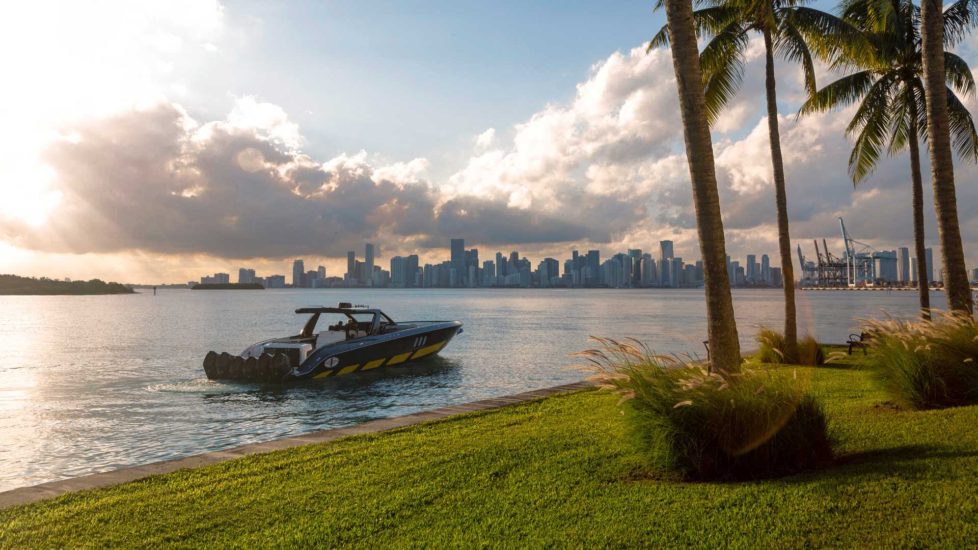 Mercedes-AMG And Cigarette Racing Release 2,700 HP Boat, Matching G63