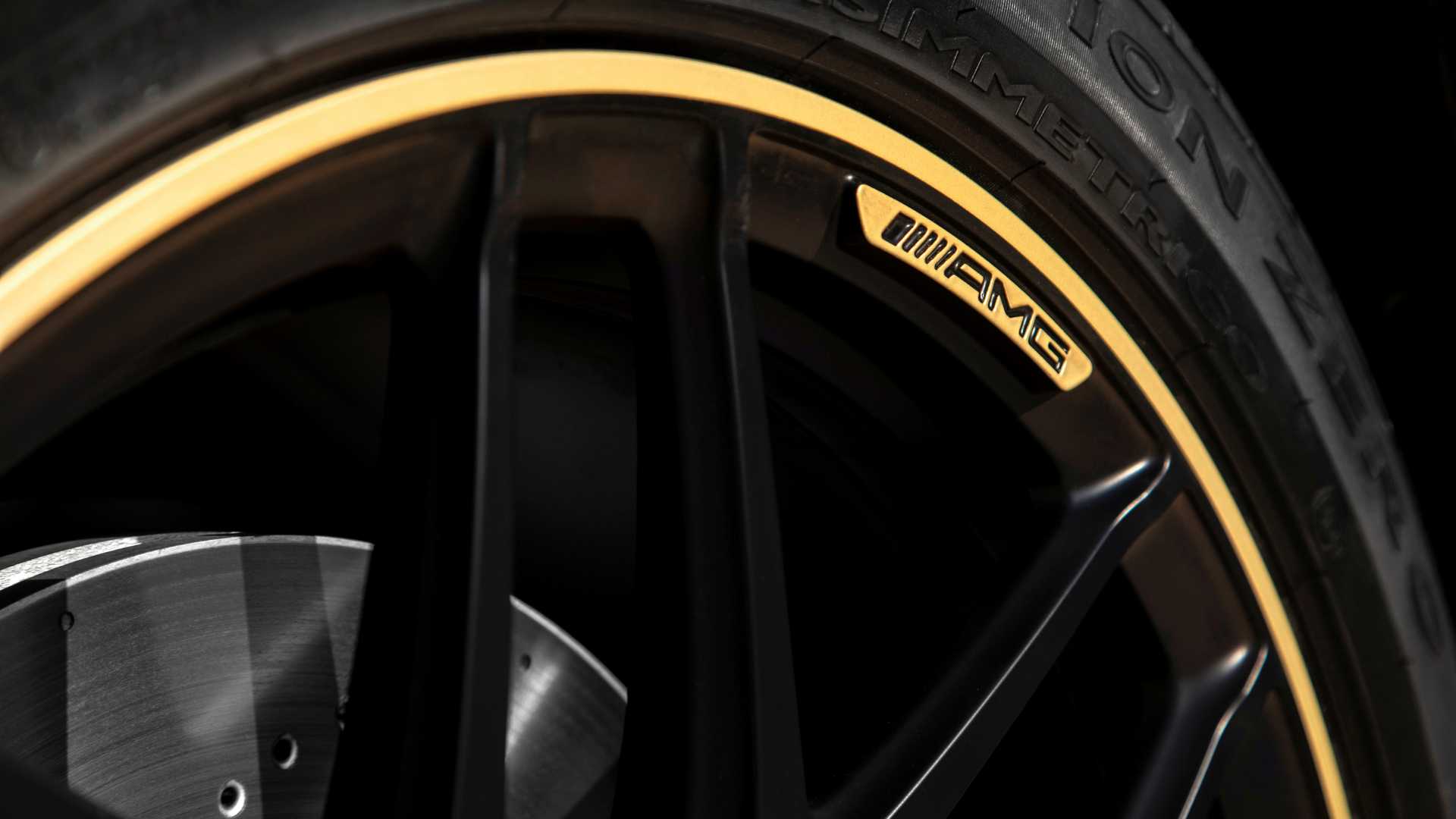 Mercedes-AMG And Cigarette Racing Release 2,700 HP Boat, Matching G63