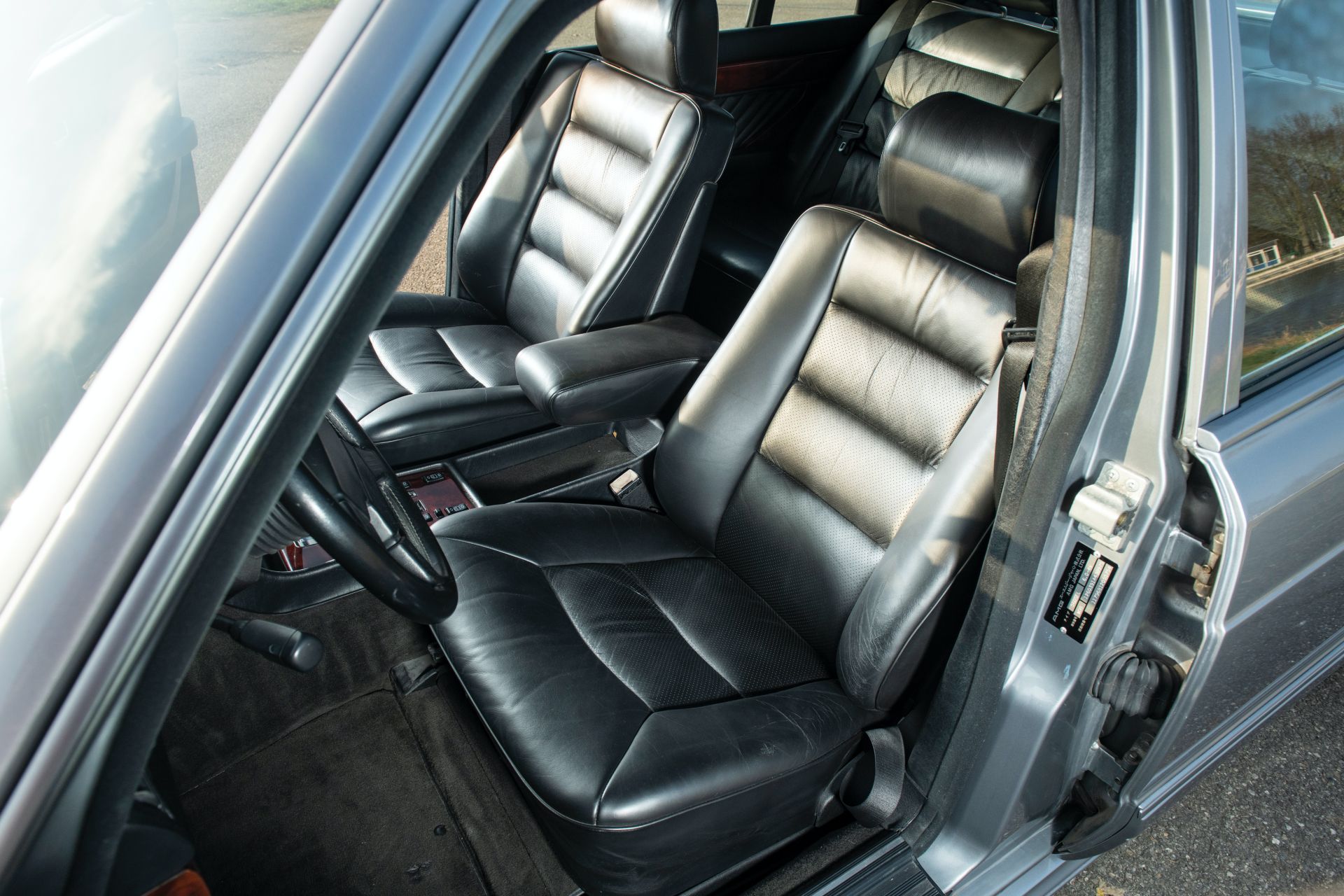 1989 Mercedes-Benz 560 SEL 6.0 AMG With Hammer V8 Will Never Go Out Of Style