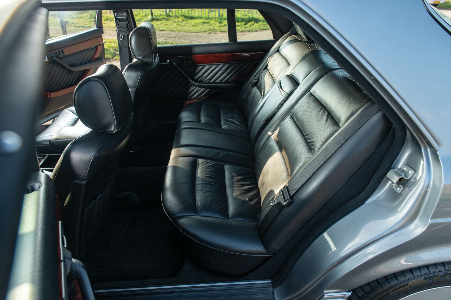 1989 Mercedes-Benz 560 SEL 6.0 AMG With Hammer V8 Will Never Go Out Of Style