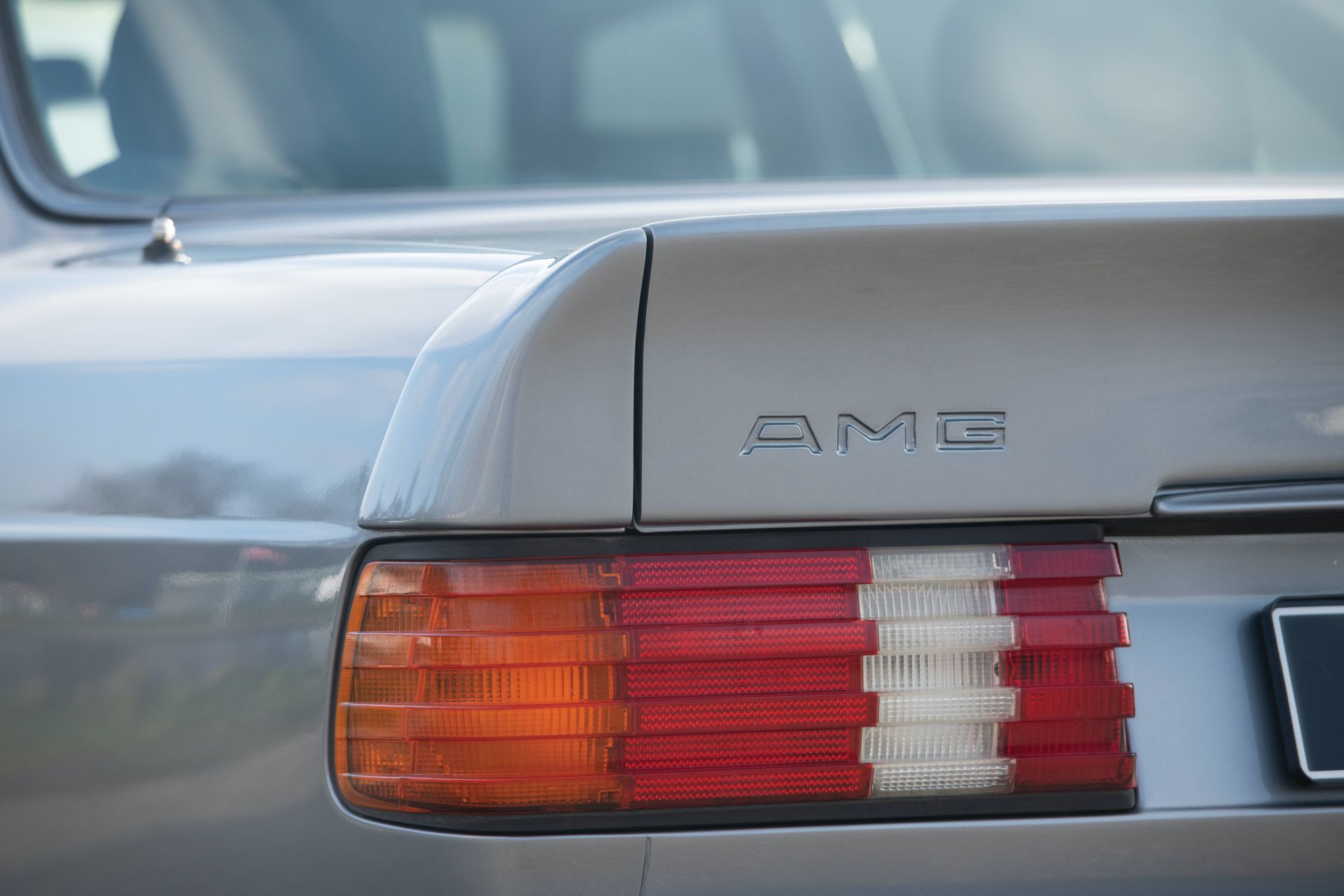 1989 Mercedes-Benz 560 SEL 6.0 AMG With Hammer V8 Will Never Go Out Of Style