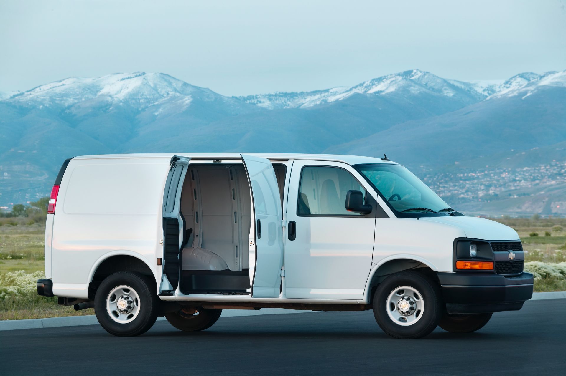 25-Year-Old Chevrolet Express Refuses To Die, Gains 401 HP 6.6L V8 For 2021