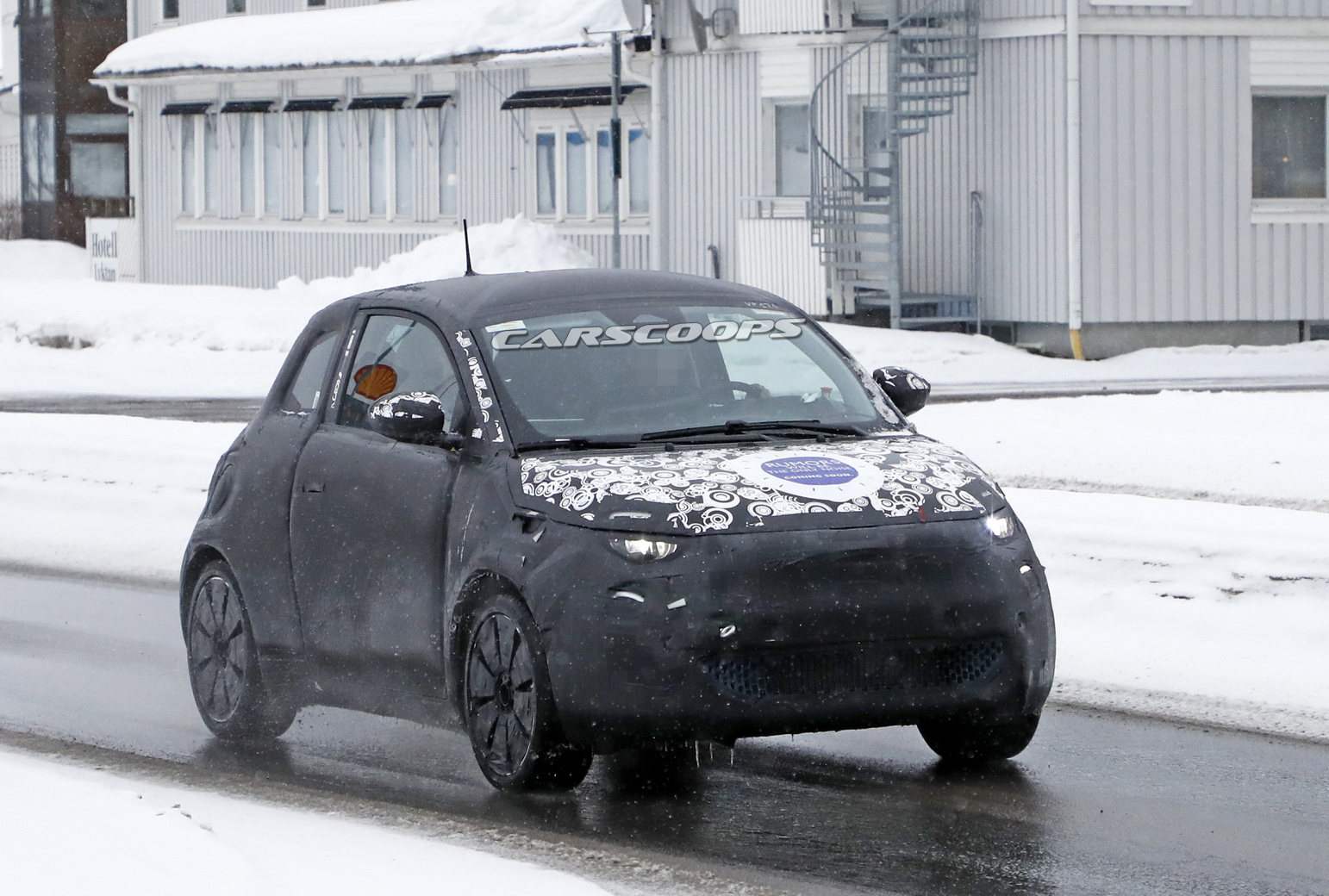 2021 Fiat 500e Electric City Car Gets Its Hard Top On