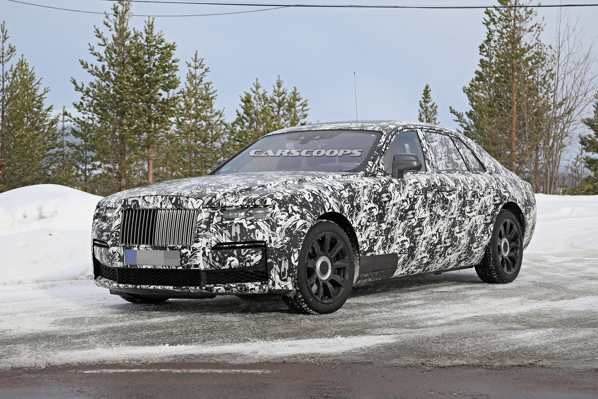 2021 Rolls-Royce Ghost LWB Prototype Caught Alongside Regular Model