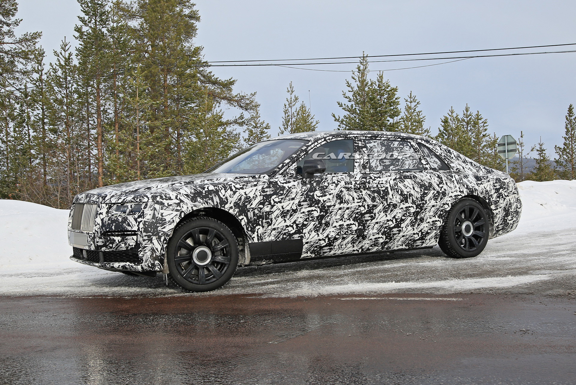 2021 Rolls-Royce Ghost LWB Prototype Caught Alongside Regular Model