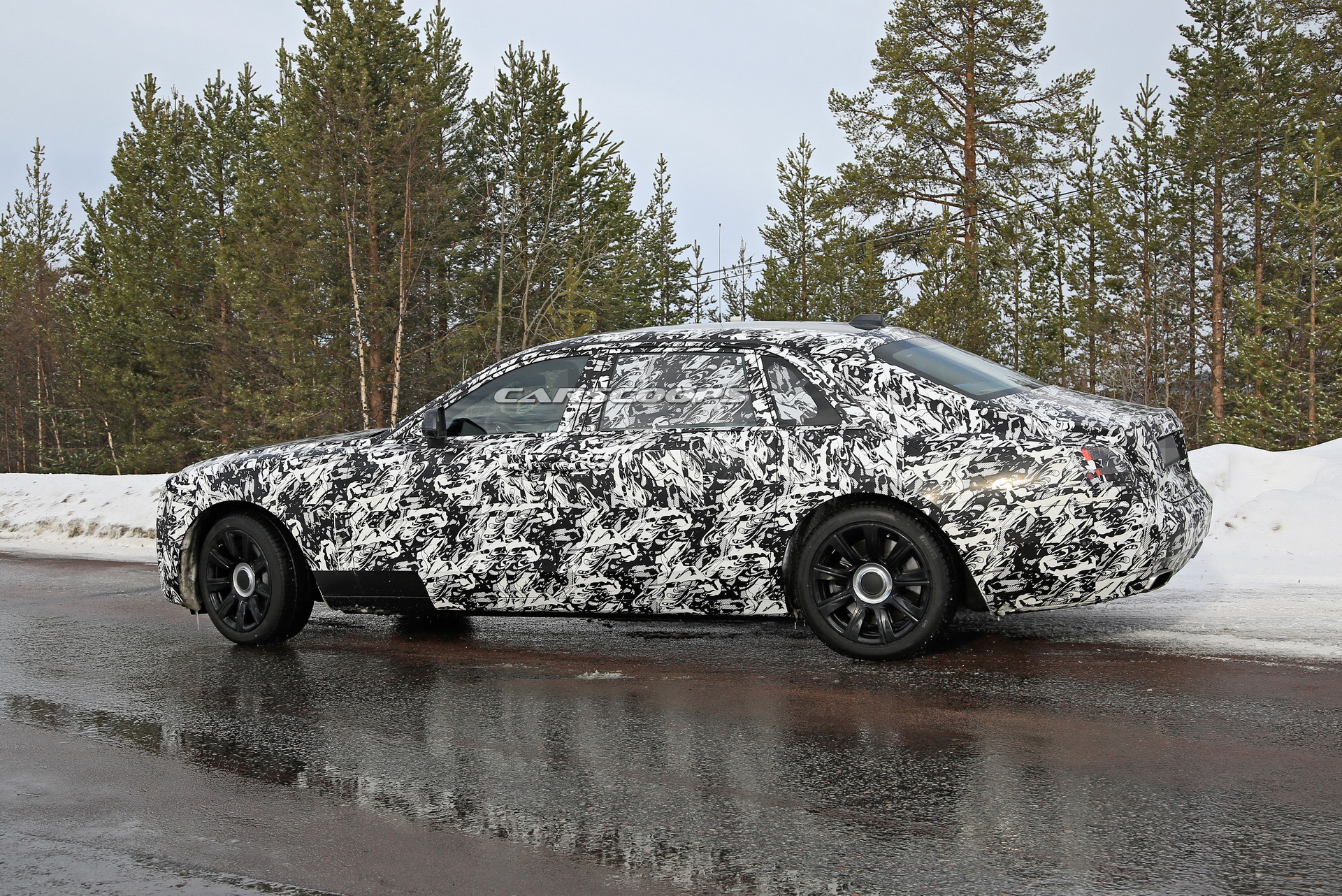 2021 Rolls-Royce Ghost LWB Prototype Caught Alongside Regular Model