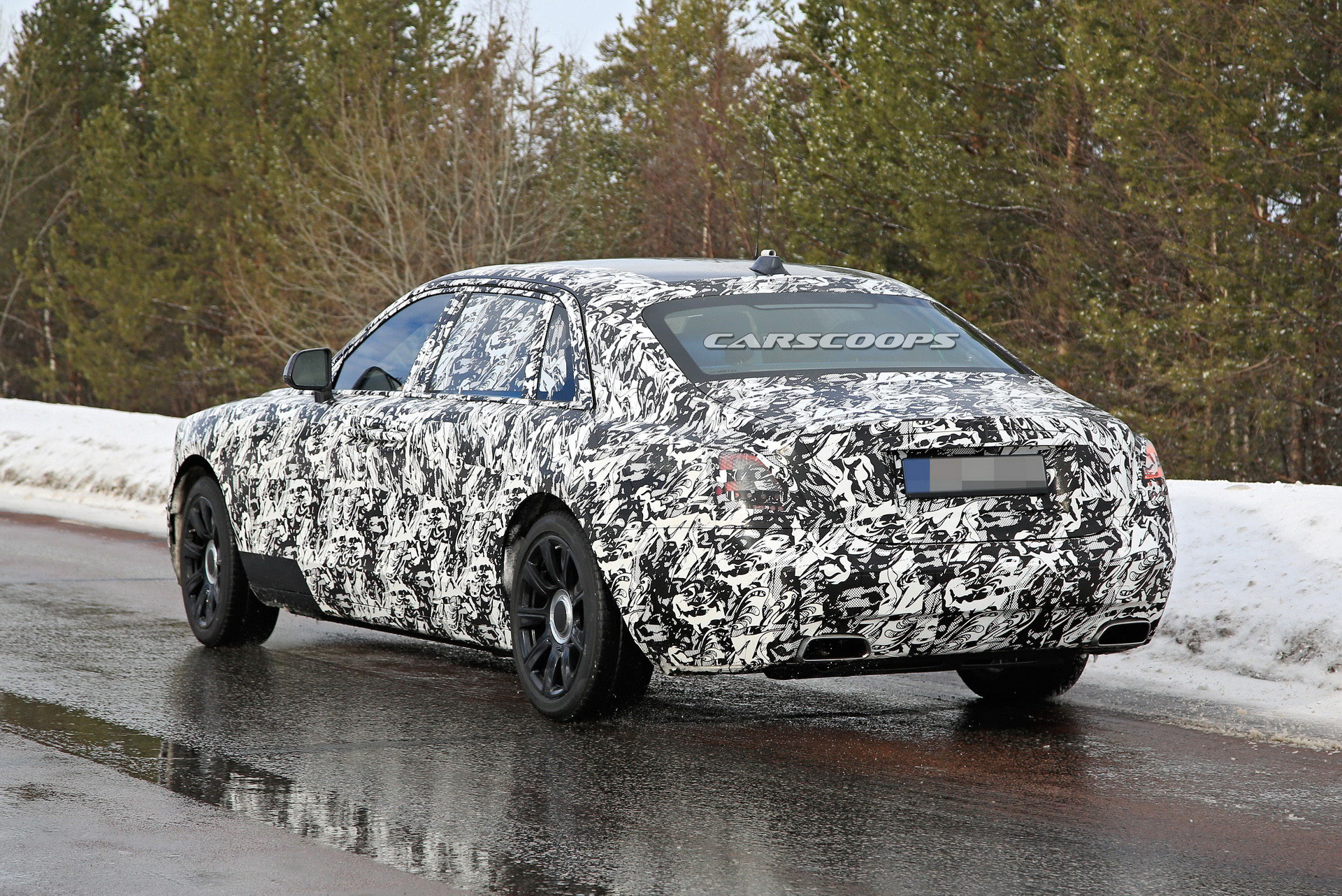 2021 Rolls-Royce Ghost LWB Prototype Caught Alongside Regular Model