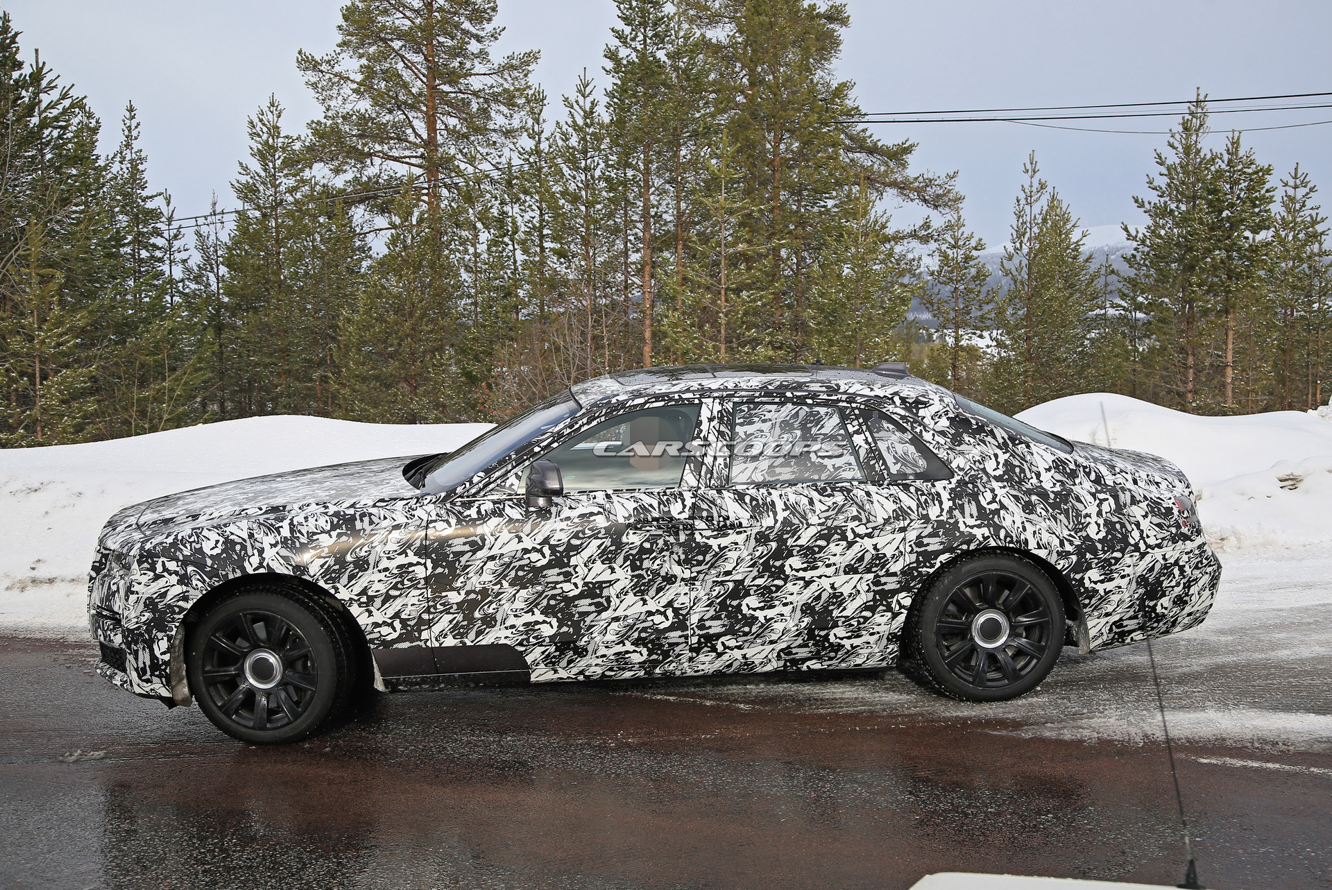 2021 Rolls-Royce Ghost LWB Prototype Caught Alongside Regular Model