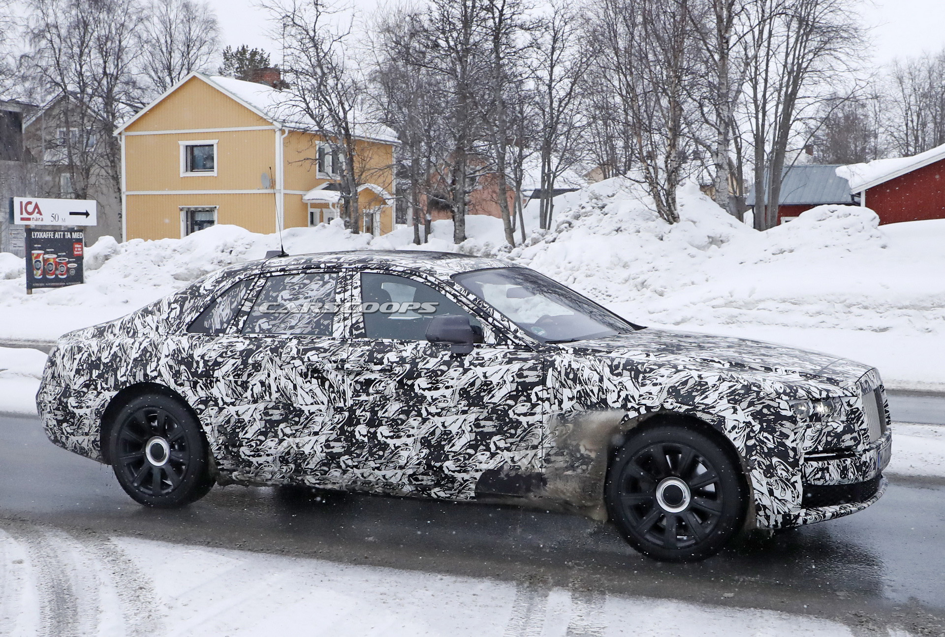 2021 Rolls-Royce Ghost LWB Prototype Caught Alongside Regular Model